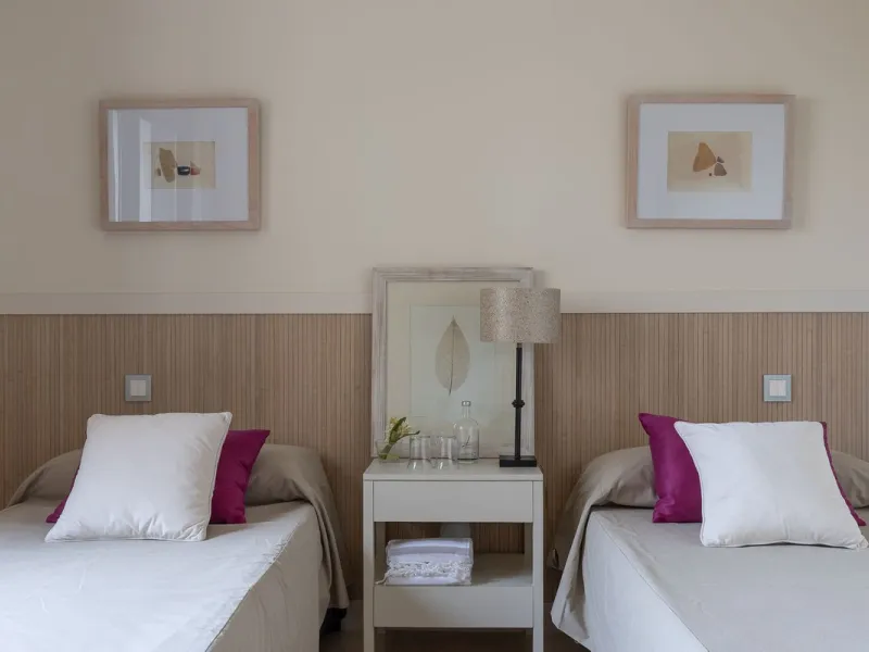 This exceptionally beautiful 2-bedroom apartment is located in the prestigious La Quinta in Benahavís, where luxury, space, and quality come together perfectly. The apartment was built in 2006, but once inside, it feels as if it has only recently been com