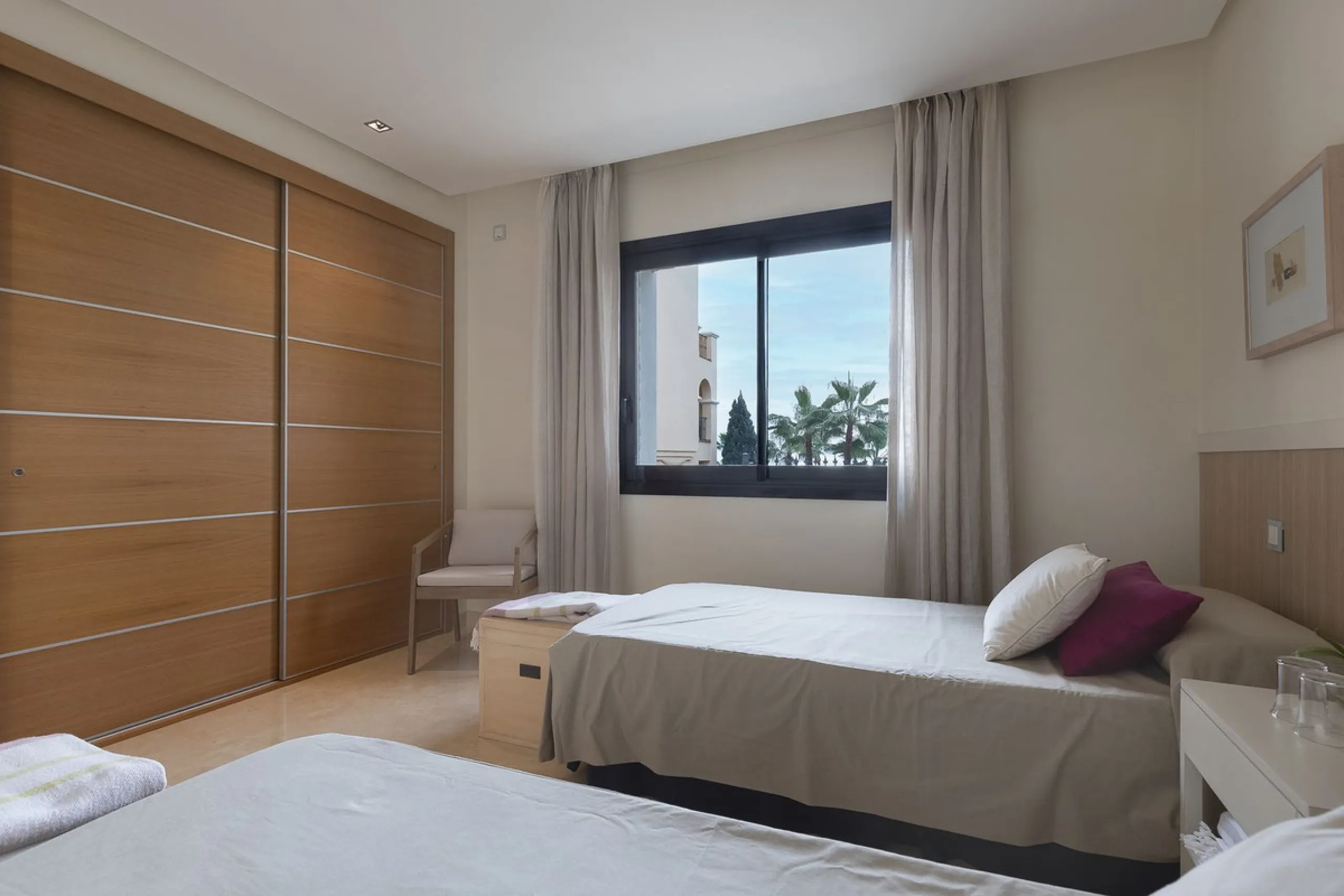 This exceptionally beautiful 2-bedroom apartment is located in the prestigious La Quinta in Benahavís, where luxury, space, and quality come together perfectly. The apartment was built in 2006, but once inside, it feels as if it has only recently been com