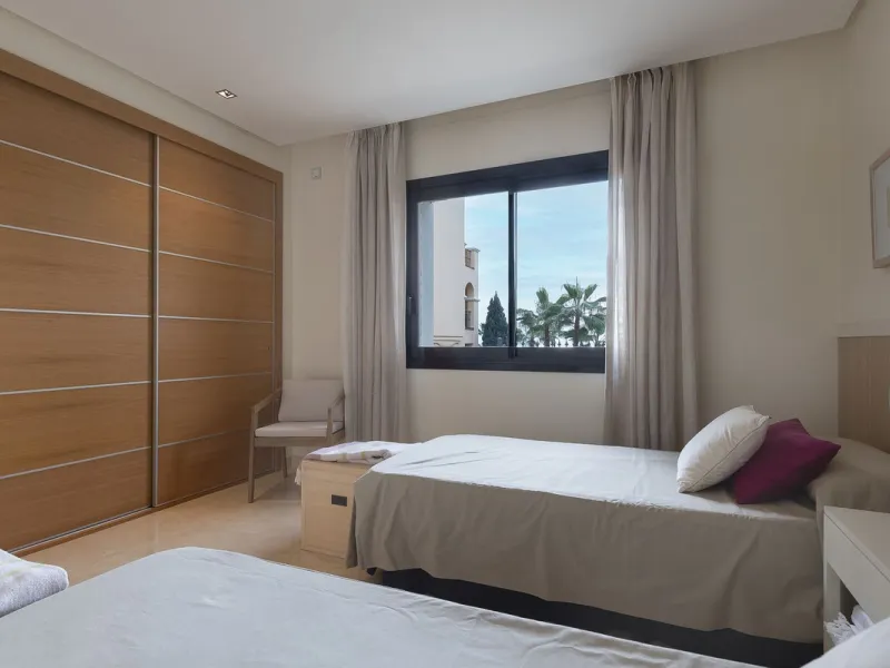 This exceptionally beautiful 2-bedroom apartment is located in the prestigious La Quinta in Benahavís, where luxury, space, and quality come together perfectly. The apartment was built in 2006, but once inside, it feels as if it has only recently been com