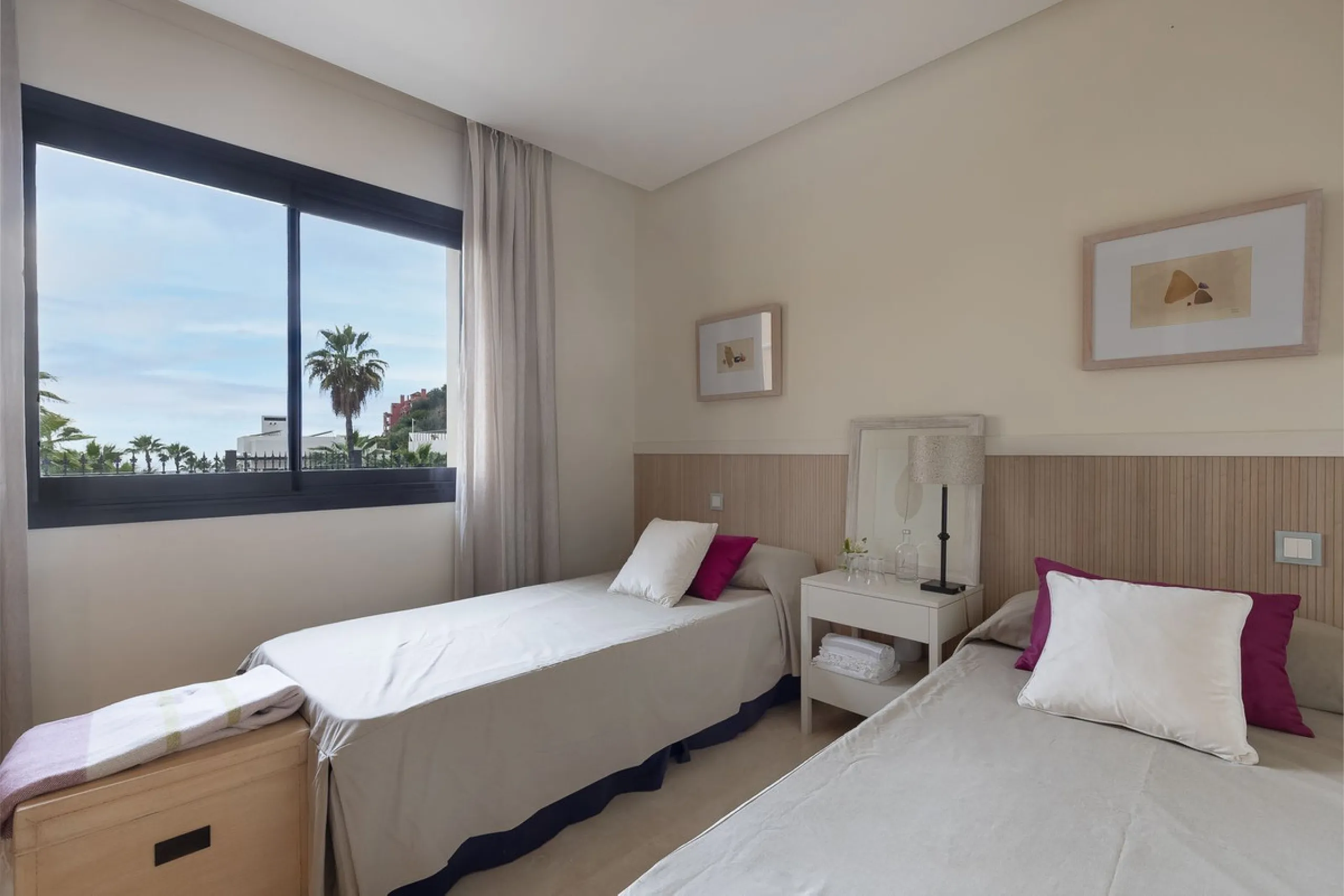 This exceptionally beautiful 2-bedroom apartment is located in the prestigious La Quinta in Benahavís, where luxury, space, and quality come together perfectly. The apartment was built in 2006, but once inside, it feels as if it has only recently been com