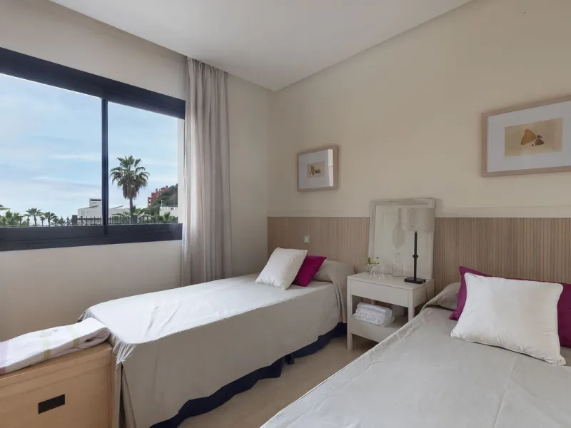 This exceptionally beautiful 2-bedroom apartment is located in the prestigious La Quinta in Benahavís, where luxury, space, and quality come together perfectly. The apartment was built in 2006, but once inside, it feels as if it has only recently been com