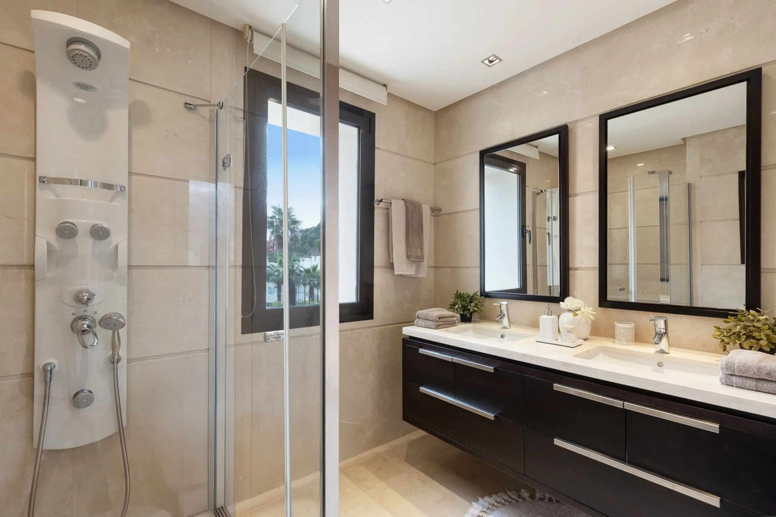 This exceptionally beautiful 2-bedroom apartment is located in the prestigious La Quinta in Benahavís, where luxury, space, and quality come together perfectly. The apartment was built in 2006, but once inside, it feels as if it has only recently been com
