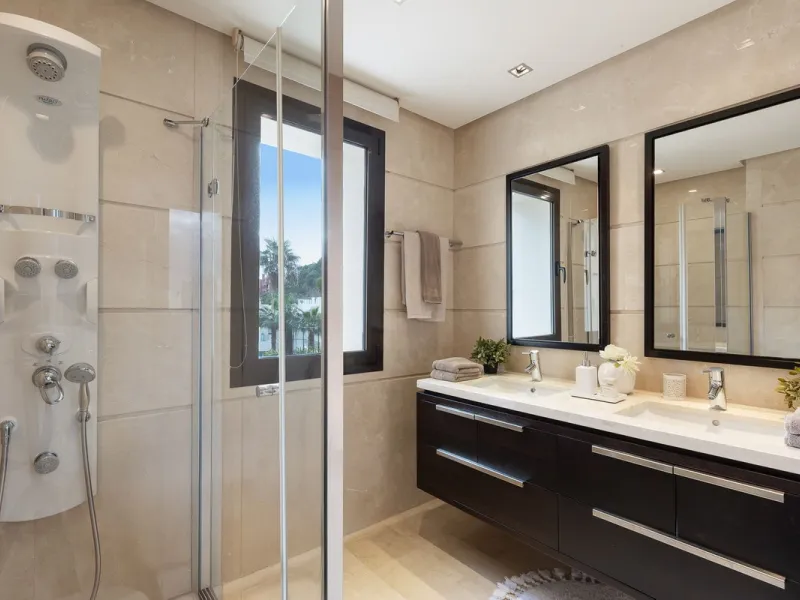 This exceptionally beautiful 2-bedroom apartment is located in the prestigious La Quinta in Benahavís, where luxury, space, and quality come together perfectly. The apartment was built in 2006, but once inside, it feels as if it has only recently been com