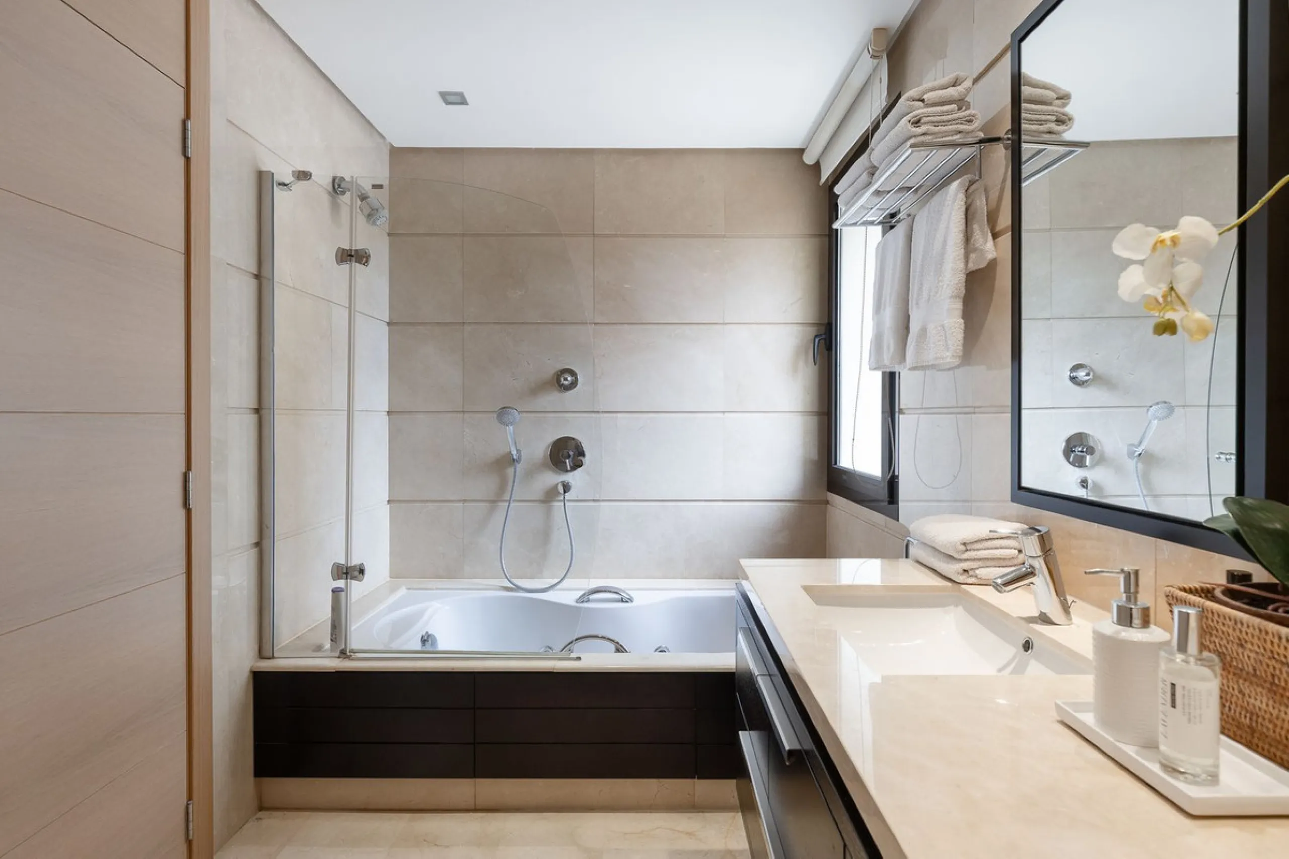 This exceptionally beautiful 2-bedroom apartment is located in the prestigious La Quinta in Benahavís, where luxury, space, and quality come together perfectly. The apartment was built in 2006, but once inside, it feels as if it has only recently been com