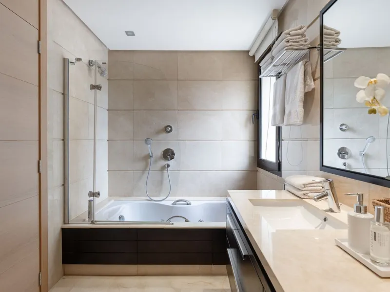 This exceptionally beautiful 2-bedroom apartment is located in the prestigious La Quinta in Benahavís, where luxury, space, and quality come together perfectly. The apartment was built in 2006, but once inside, it feels as if it has only recently been com