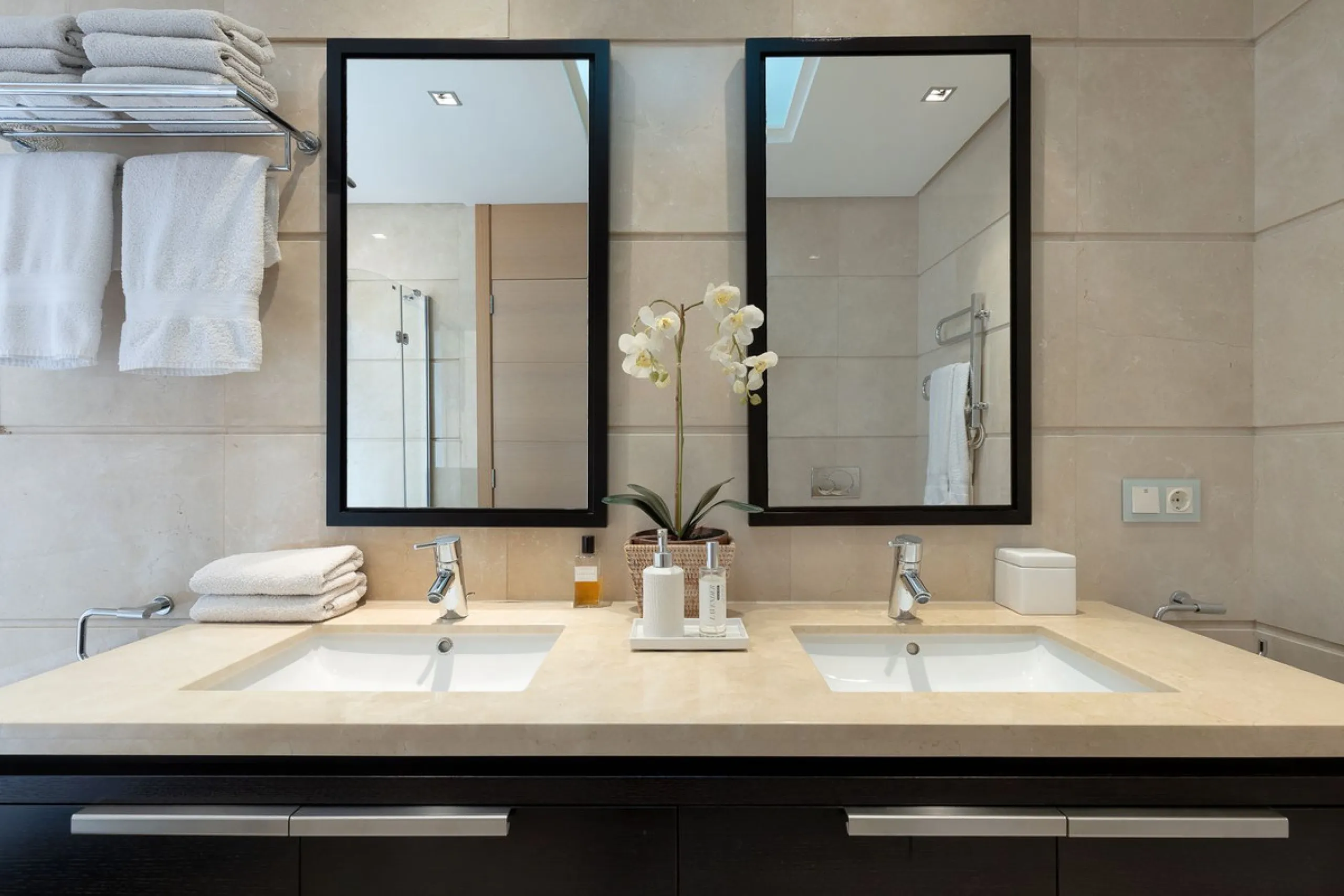 This exceptionally beautiful 2-bedroom apartment is located in the prestigious La Quinta in Benahavís, where luxury, space, and quality come together perfectly. The apartment was built in 2006, but once inside, it feels as if it has only recently been com
