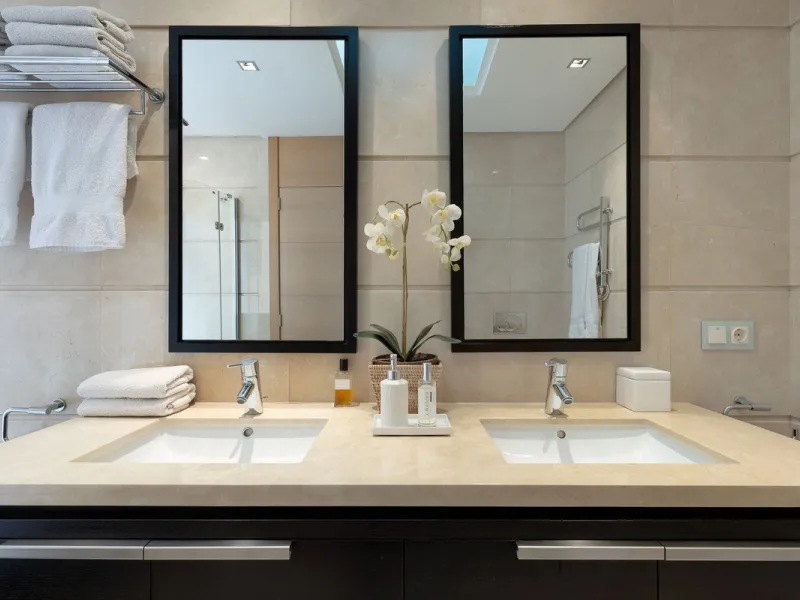 This exceptionally beautiful 2-bedroom apartment is located in the prestigious La Quinta in Benahavís, where luxury, space, and quality come together perfectly. The apartment was built in 2006, but once inside, it feels as if it has only recently been com