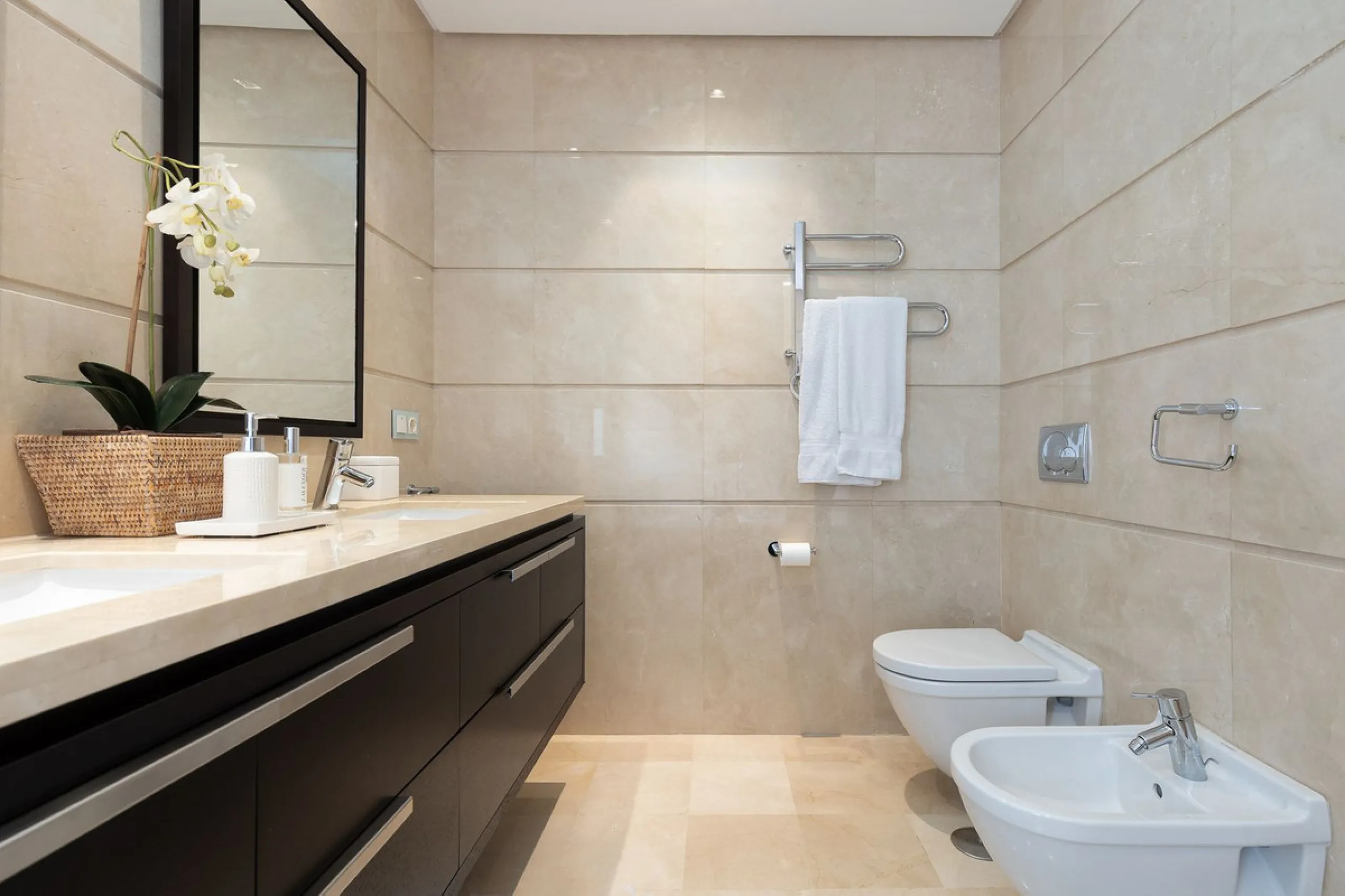This exceptionally beautiful 2-bedroom apartment is located in the prestigious La Quinta in Benahavís, where luxury, space, and quality come together perfectly. The apartment was built in 2006, but once inside, it feels as if it has only recently been com