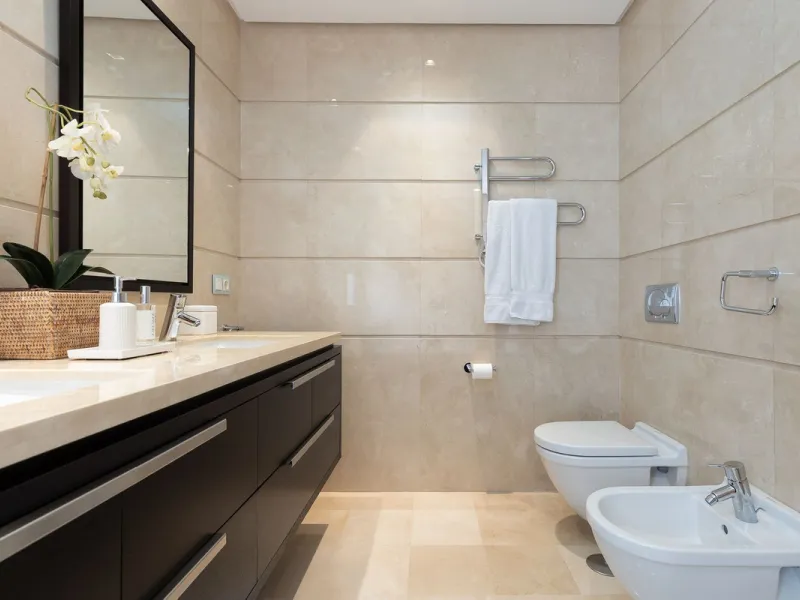 This exceptionally beautiful 2-bedroom apartment is located in the prestigious La Quinta in Benahavís, where luxury, space, and quality come together perfectly. The apartment was built in 2006, but once inside, it feels as if it has only recently been com