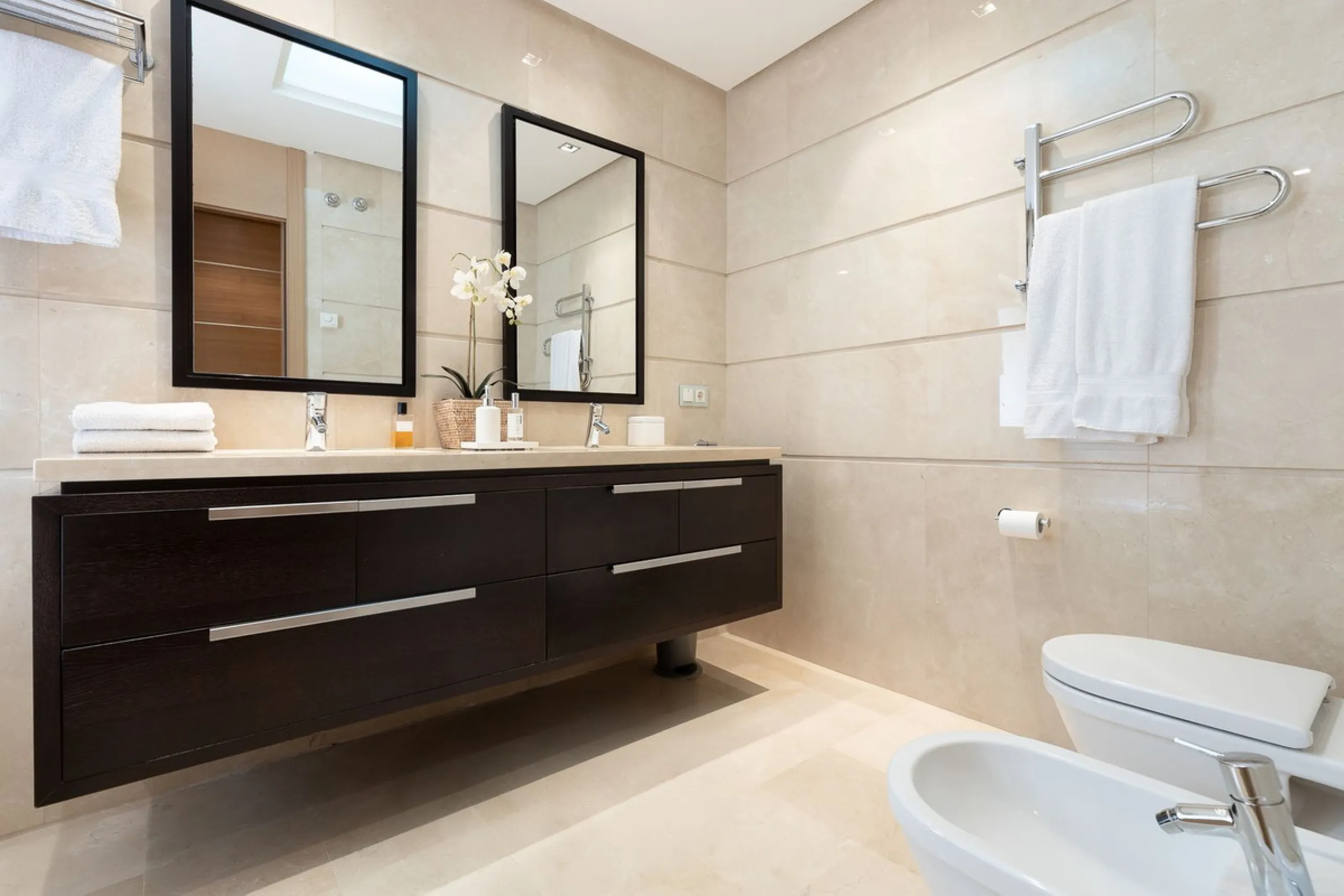 This exceptionally beautiful 2-bedroom apartment is located in the prestigious La Quinta in Benahavís, where luxury, space, and quality come together perfectly. The apartment was built in 2006, but once inside, it feels as if it has only recently been com