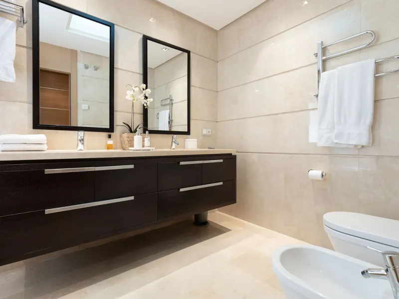 This exceptionally beautiful 2-bedroom apartment is located in the prestigious La Quinta in Benahavís, where luxury, space, and quality come together perfectly. The apartment was built in 2006, but once inside, it feels as if it has only recently been com