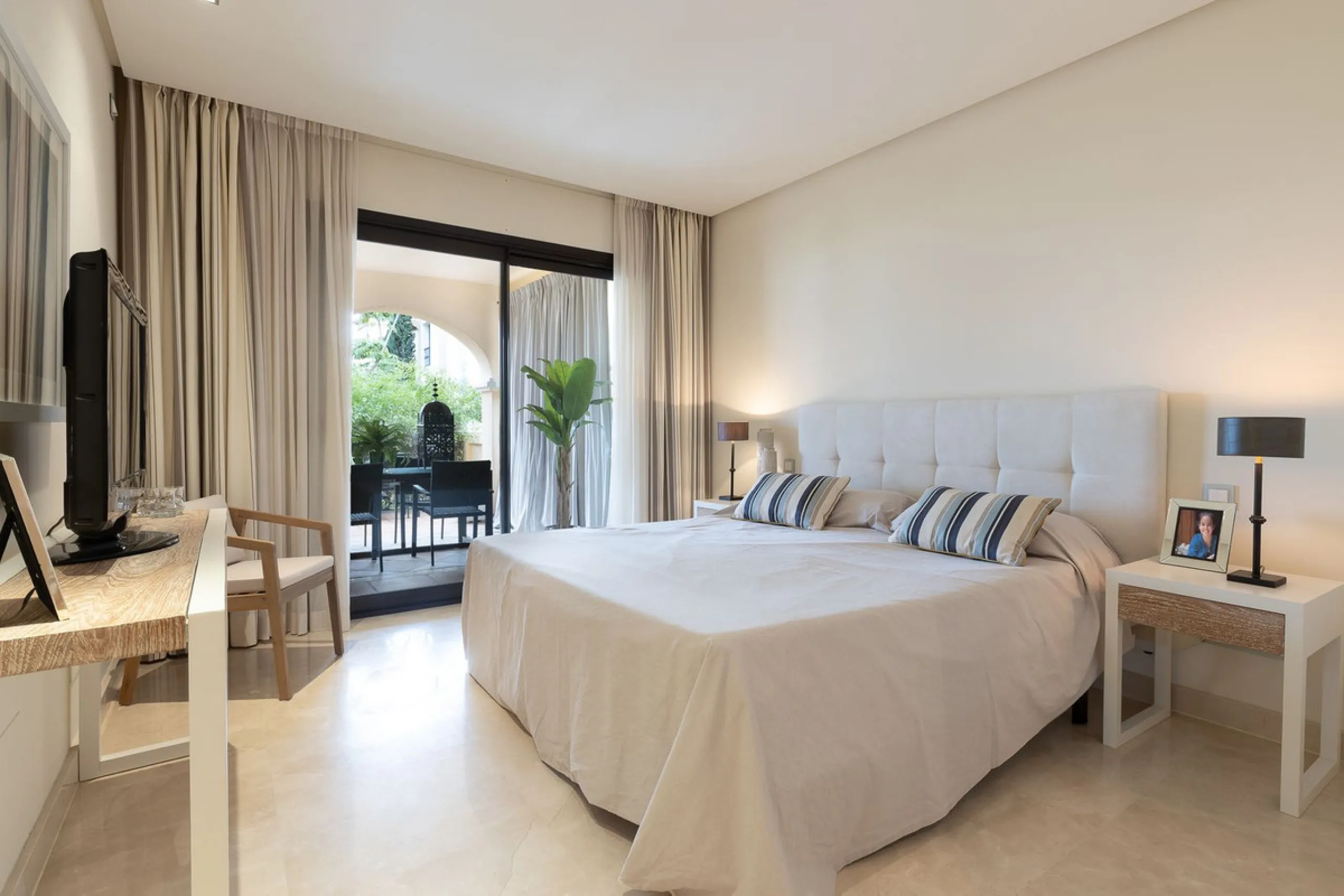 This exceptionally beautiful 2-bedroom apartment is located in the prestigious La Quinta in Benahavís, where luxury, space, and quality come together perfectly. The apartment was built in 2006, but once inside, it feels as if it has only recently been com