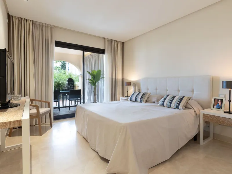 This exceptionally beautiful 2-bedroom apartment is located in the prestigious La Quinta in Benahavís, where luxury, space, and quality come together perfectly. The apartment was built in 2006, but once inside, it feels as if it has only recently been com
