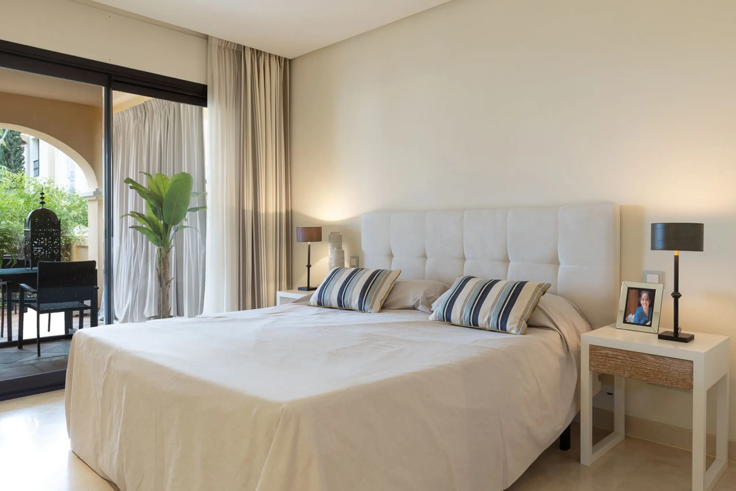 This exceptionally beautiful 2-bedroom apartment is located in the prestigious La Quinta in Benahavís, where luxury, space, and quality come together perfectly. The apartment was built in 2006, but once inside, it feels as if it has only recently been com