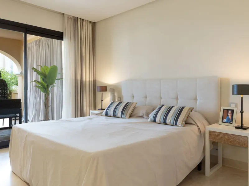 This exceptionally beautiful 2-bedroom apartment is located in the prestigious La Quinta in Benahavís, where luxury, space, and quality come together perfectly. The apartment was built in 2006, but once inside, it feels as if it has only recently been com