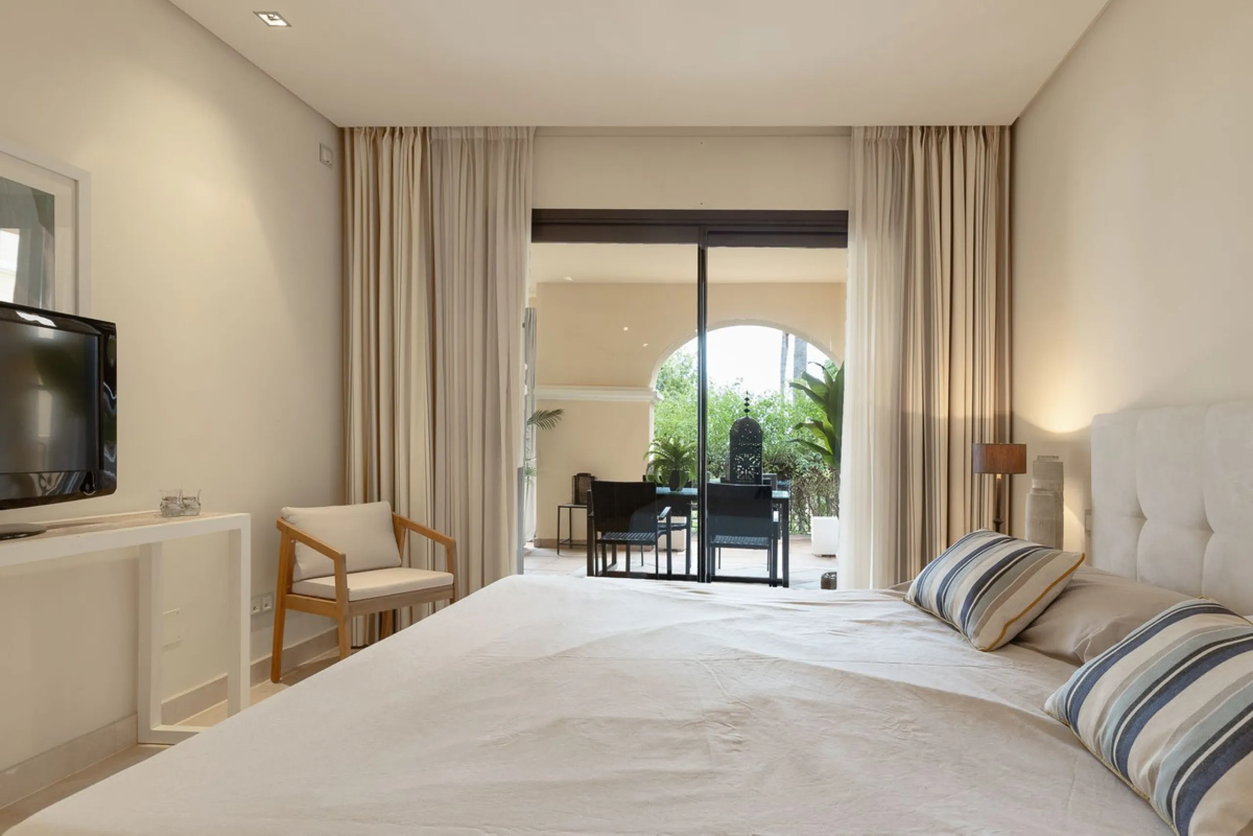 This exceptionally beautiful 2-bedroom apartment is located in the prestigious La Quinta in Benahavís, where luxury, space, and quality come together perfectly. The apartment was built in 2006, but once inside, it feels as if it has only recently been com