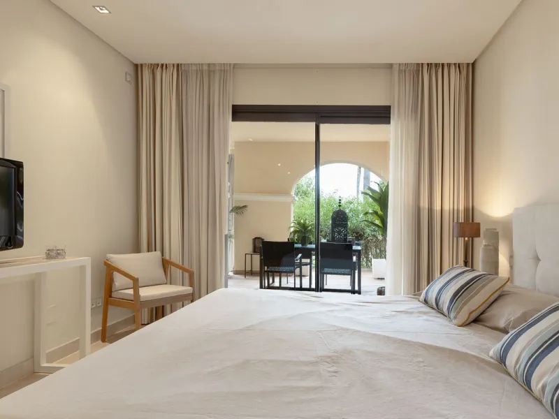 This exceptionally beautiful 2-bedroom apartment is located in the prestigious La Quinta in Benahavís, where luxury, space, and quality come together perfectly. The apartment was built in 2006, but once inside, it feels as if it has only recently been com