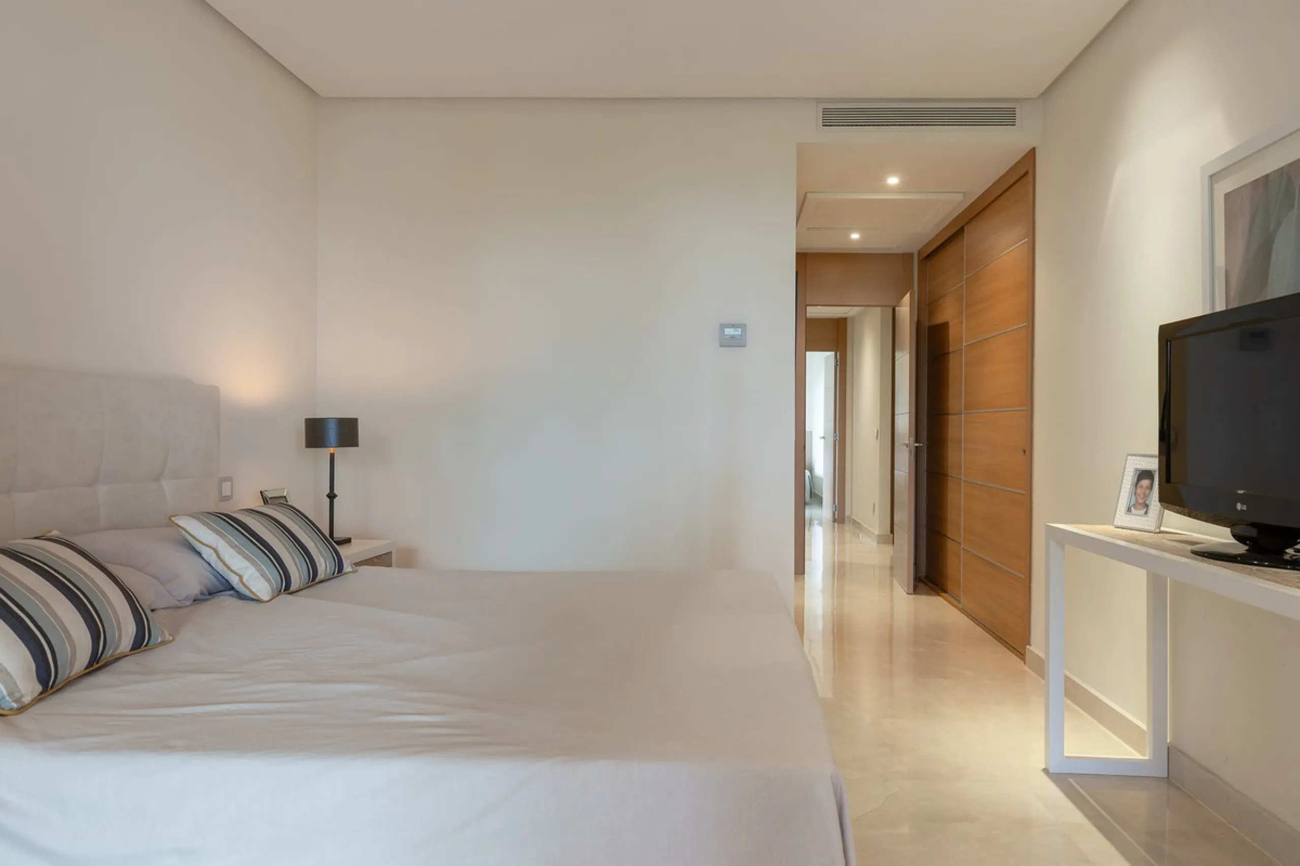 This exceptionally beautiful 2-bedroom apartment is located in the prestigious La Quinta in Benahavís, where luxury, space, and quality come together perfectly. The apartment was built in 2006, but once inside, it feels as if it has only recently been com