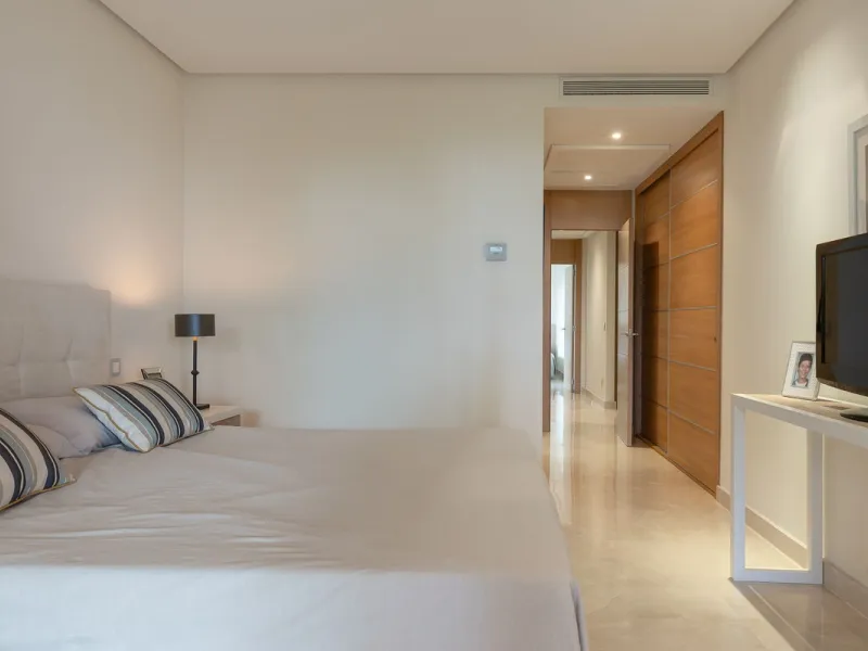 This exceptionally beautiful 2-bedroom apartment is located in the prestigious La Quinta in Benahavís, where luxury, space, and quality come together perfectly. The apartment was built in 2006, but once inside, it feels as if it has only recently been com