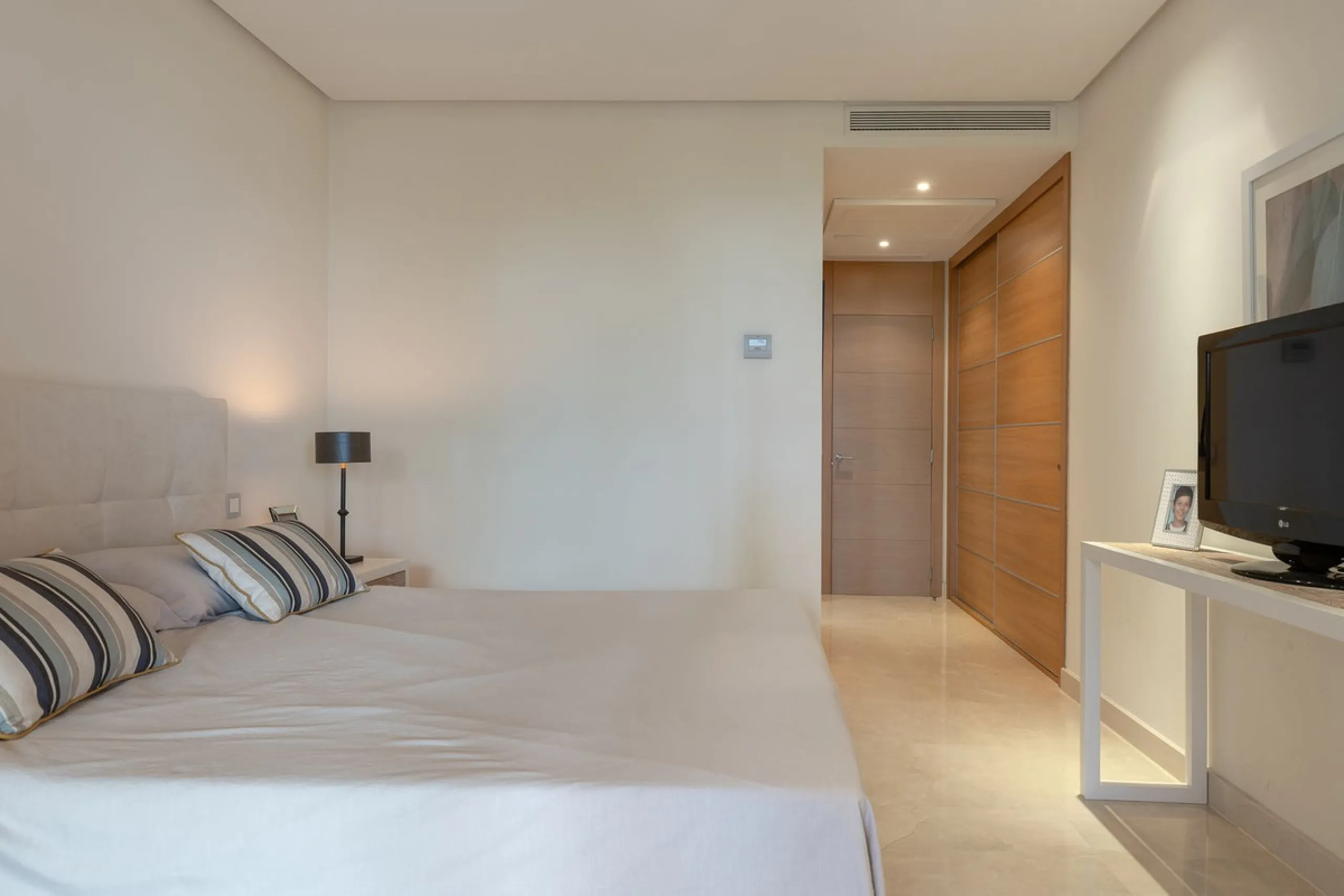 This exceptionally beautiful 2-bedroom apartment is located in the prestigious La Quinta in Benahavís, where luxury, space, and quality come together perfectly. The apartment was built in 2006, but once inside, it feels as if it has only recently been com