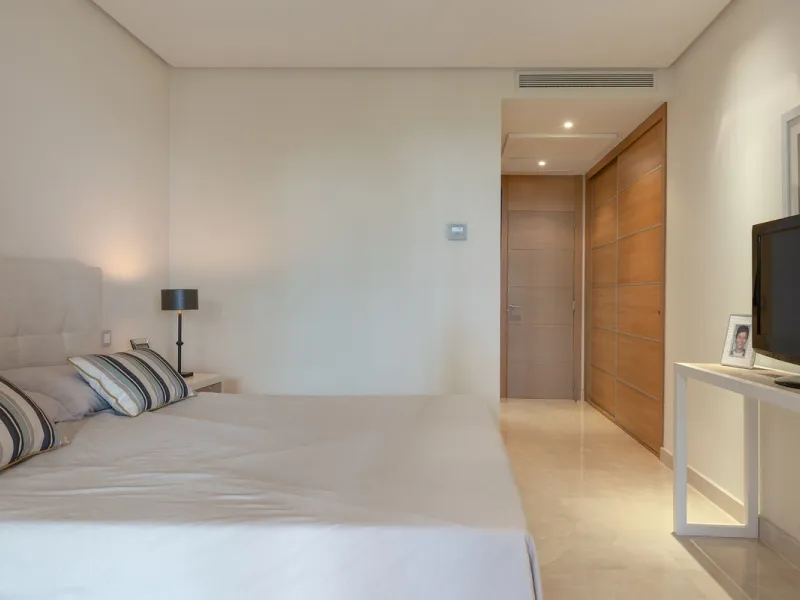 This exceptionally beautiful 2-bedroom apartment is located in the prestigious La Quinta in Benahavís, where luxury, space, and quality come together perfectly. The apartment was built in 2006, but once inside, it feels as if it has only recently been com
