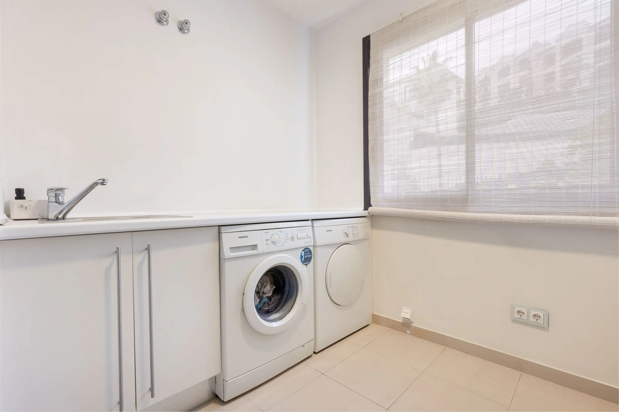 This exceptionally beautiful 2-bedroom apartment is located in the prestigious La Quinta in Benahavís, where luxury, space, and quality come together perfectly. The apartment was built in 2006, but once inside, it feels as if it has only recently been com