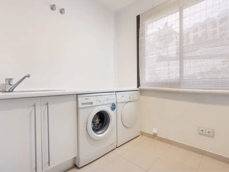 This exceptionally beautiful 2-bedroom apartment is located in the prestigious La Quinta in Benahavís, where luxury, space, and quality come together perfectly. The apartment was built in 2006, but once inside, it feels as if it has only recently been com