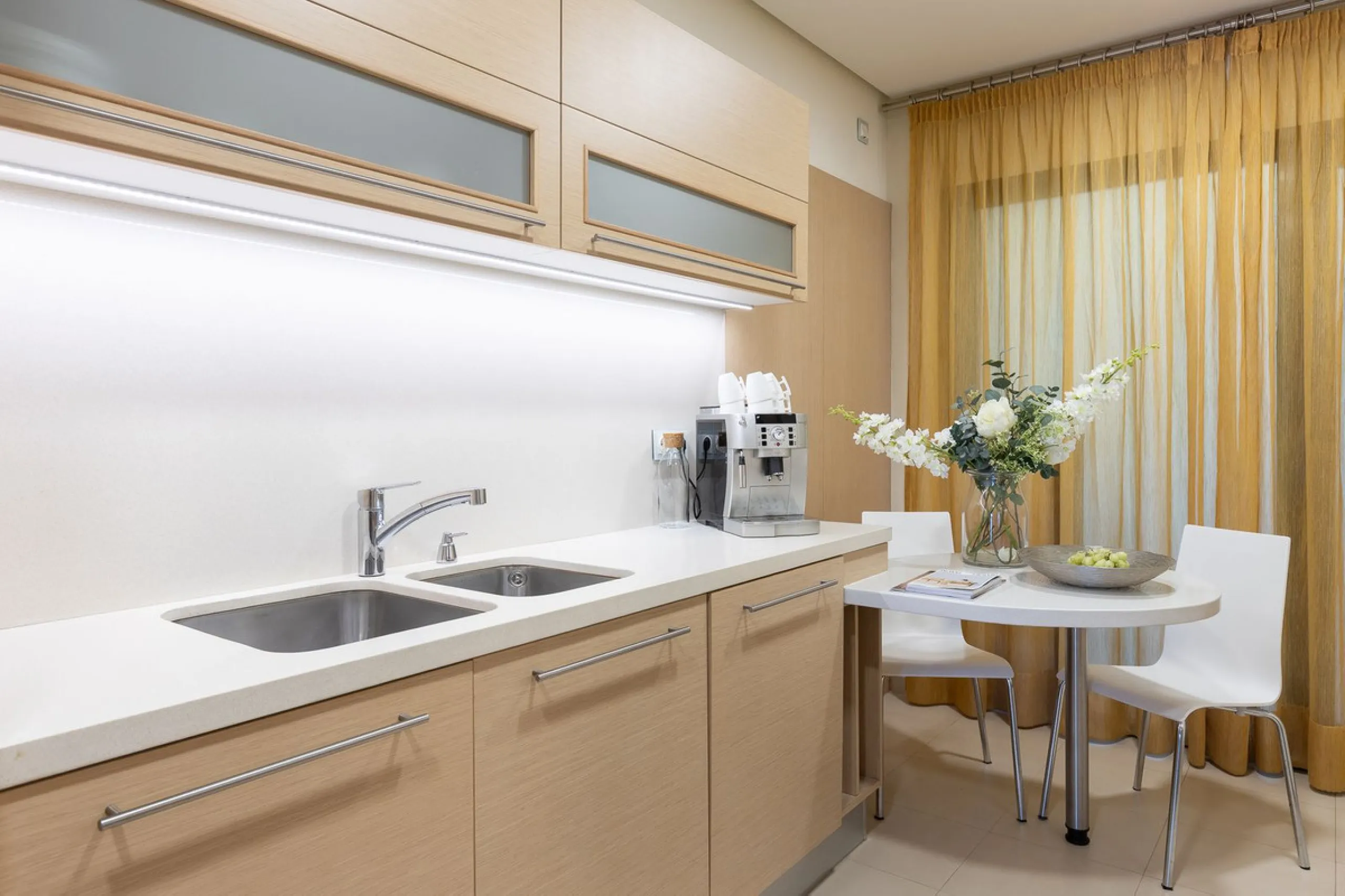 This exceptionally beautiful 2-bedroom apartment is located in the prestigious La Quinta in Benahavís, where luxury, space, and quality come together perfectly. The apartment was built in 2006, but once inside, it feels as if it has only recently been com