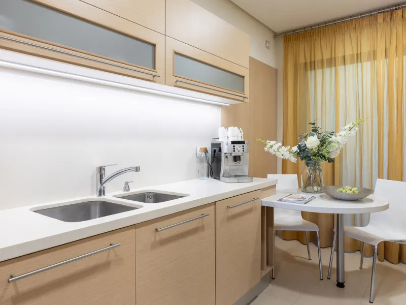 This exceptionally beautiful 2-bedroom apartment is located in the prestigious La Quinta in Benahavís, where luxury, space, and quality come together perfectly. The apartment was built in 2006, but once inside, it feels as if it has only recently been com