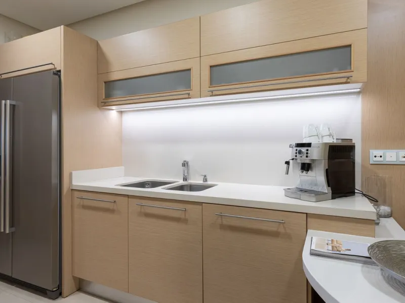 This exceptionally beautiful 2-bedroom apartment is located in the prestigious La Quinta in Benahavís, where luxury, space, and quality come together perfectly. The apartment was built in 2006, but once inside, it feels as if it has only recently been com