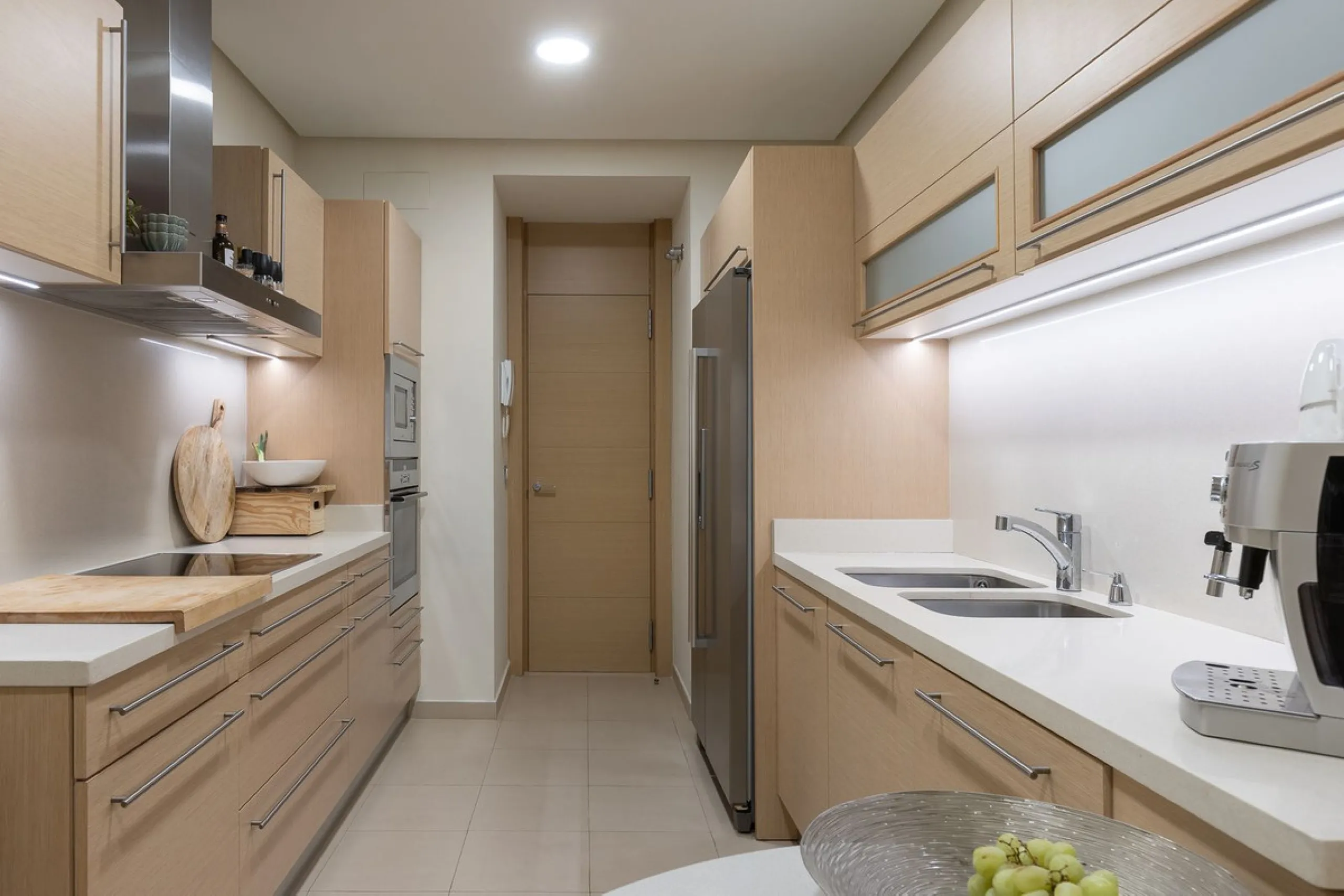 This exceptionally beautiful 2-bedroom apartment is located in the prestigious La Quinta in Benahavís, where luxury, space, and quality come together perfectly. The apartment was built in 2006, but once inside, it feels as if it has only recently been com