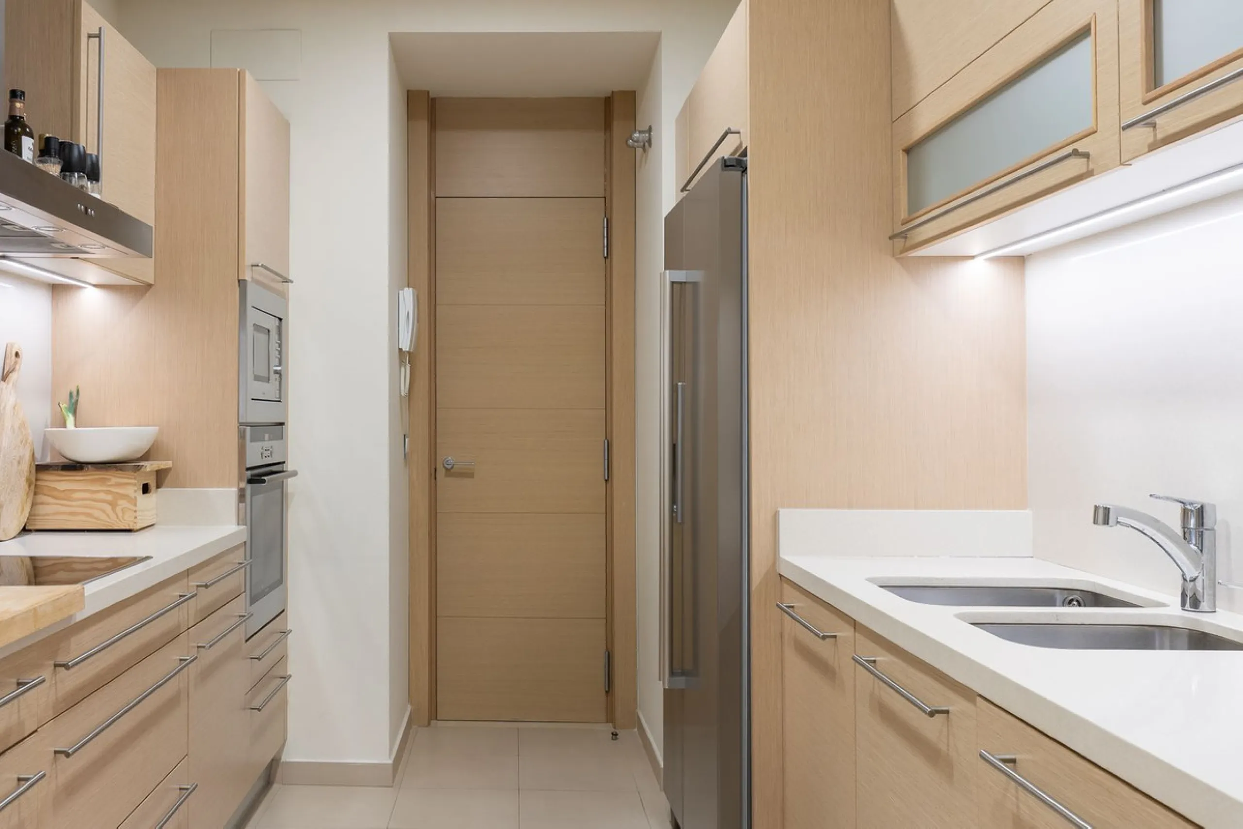 This exceptionally beautiful 2-bedroom apartment is located in the prestigious La Quinta in Benahavís, where luxury, space, and quality come together perfectly. The apartment was built in 2006, but once inside, it feels as if it has only recently been com