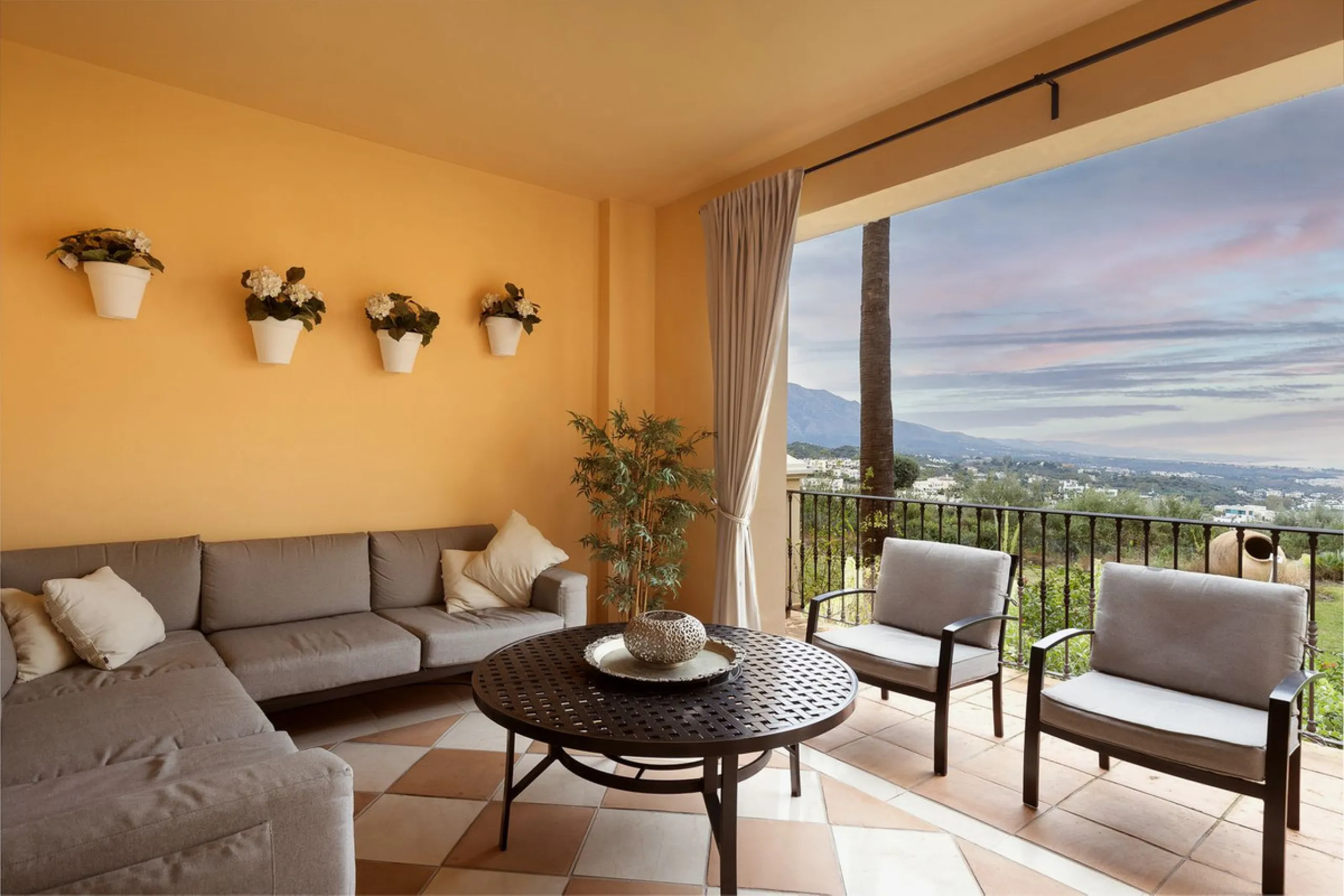 This exceptionally beautiful 2-bedroom apartment is located in the prestigious La Quinta in Benahavís, where luxury, space, and quality come together perfectly. The apartment was built in 2006, but once inside, it feels as if it has only recently been com