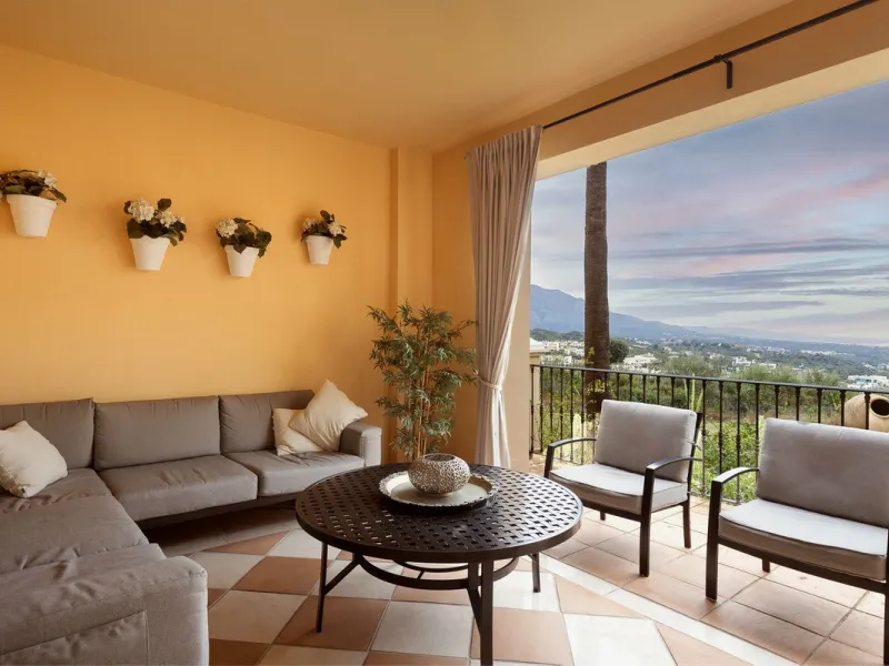 This exceptionally beautiful 2-bedroom apartment is located in the prestigious La Quinta in Benahavís, where luxury, space, and quality come together perfectly. The apartment was built in 2006, but once inside, it feels as if it has only recently been com