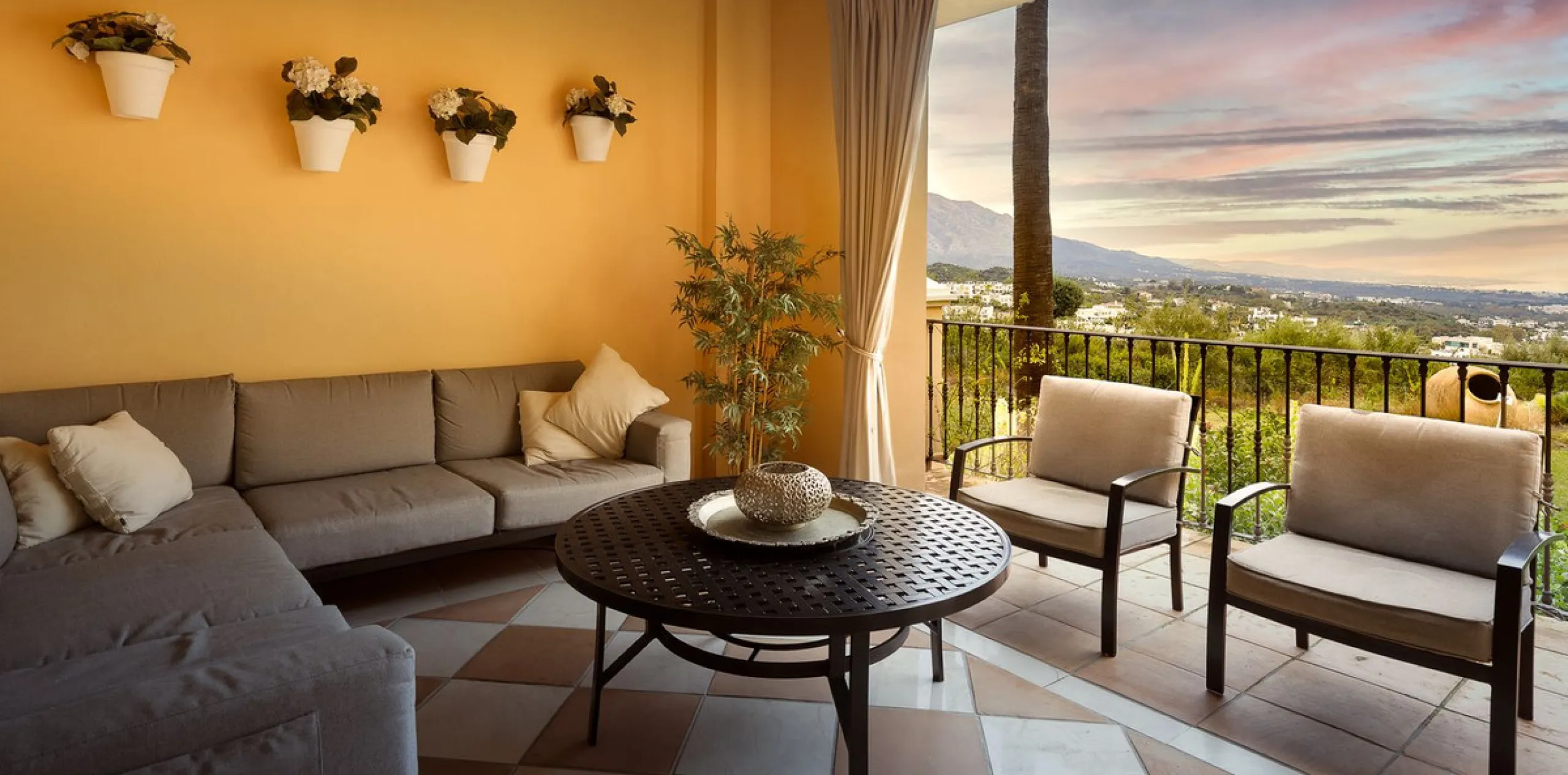 This exceptionally beautiful 2-bedroom apartment is located in the prestigious La Quinta in Benahavís, where luxury, space, and quality come together perfectly. The apartment was built in 2006, but once inside, it feels as if it has only recently been com