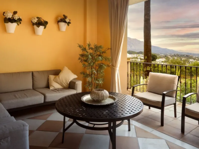 This exceptionally beautiful 2-bedroom apartment is located in the prestigious La Quinta in Benahavís, where luxury, space, and quality come together perfectly. The apartment was built in 2006, but once inside, it feels as if it has only recently been com