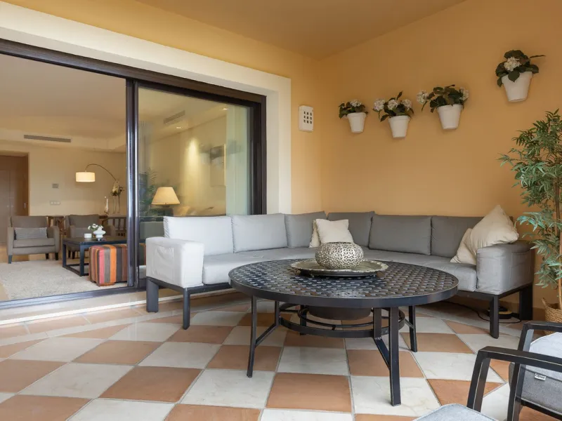 This exceptionally beautiful 2-bedroom apartment is located in the prestigious La Quinta in Benahavís, where luxury, space, and quality come together perfectly. The apartment was built in 2006, but once inside, it feels as if it has only recently been com