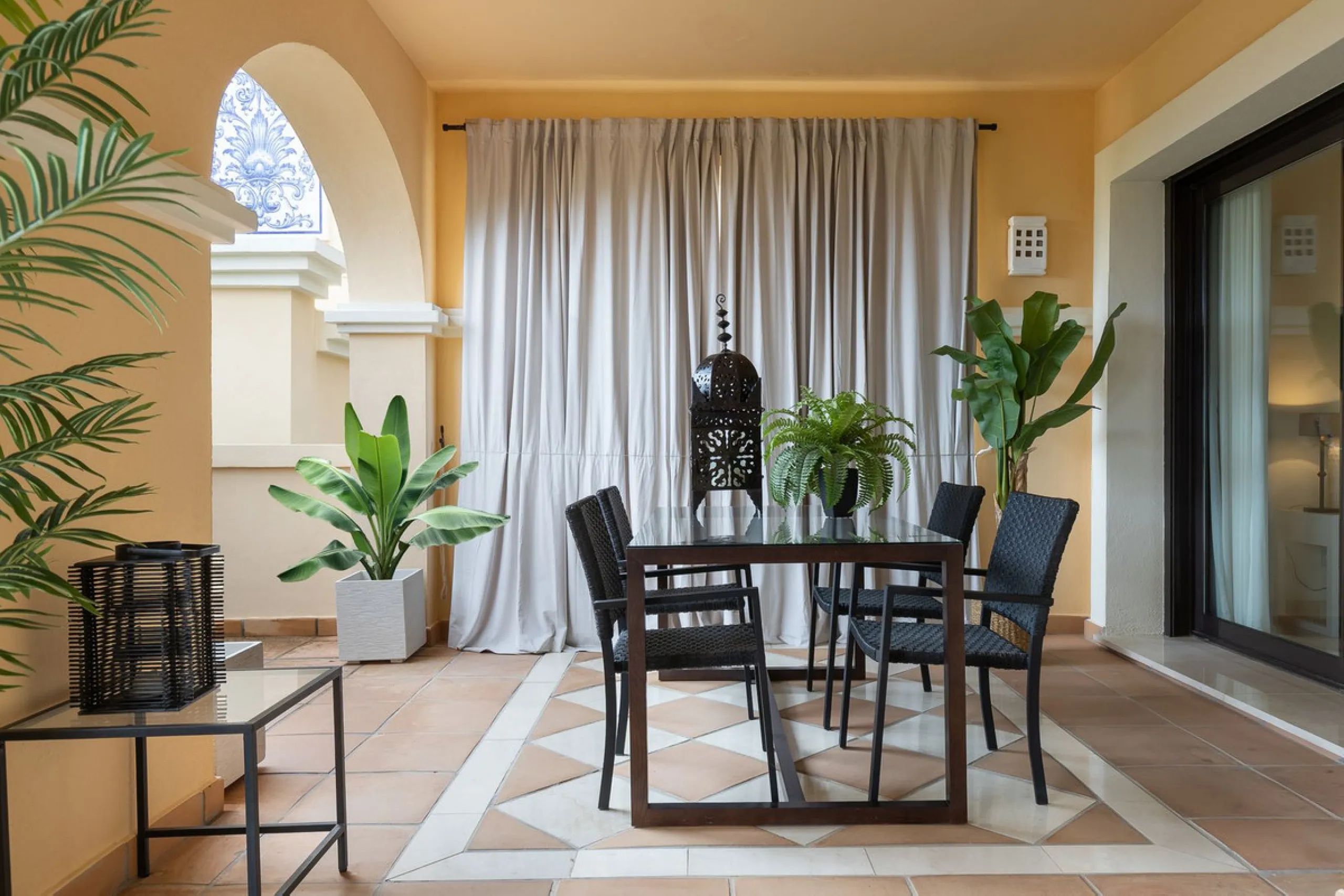 This exceptionally beautiful 2-bedroom apartment is located in the prestigious La Quinta in Benahavís, where luxury, space, and quality come together perfectly. The apartment was built in 2006, but once inside, it feels as if it has only recently been com