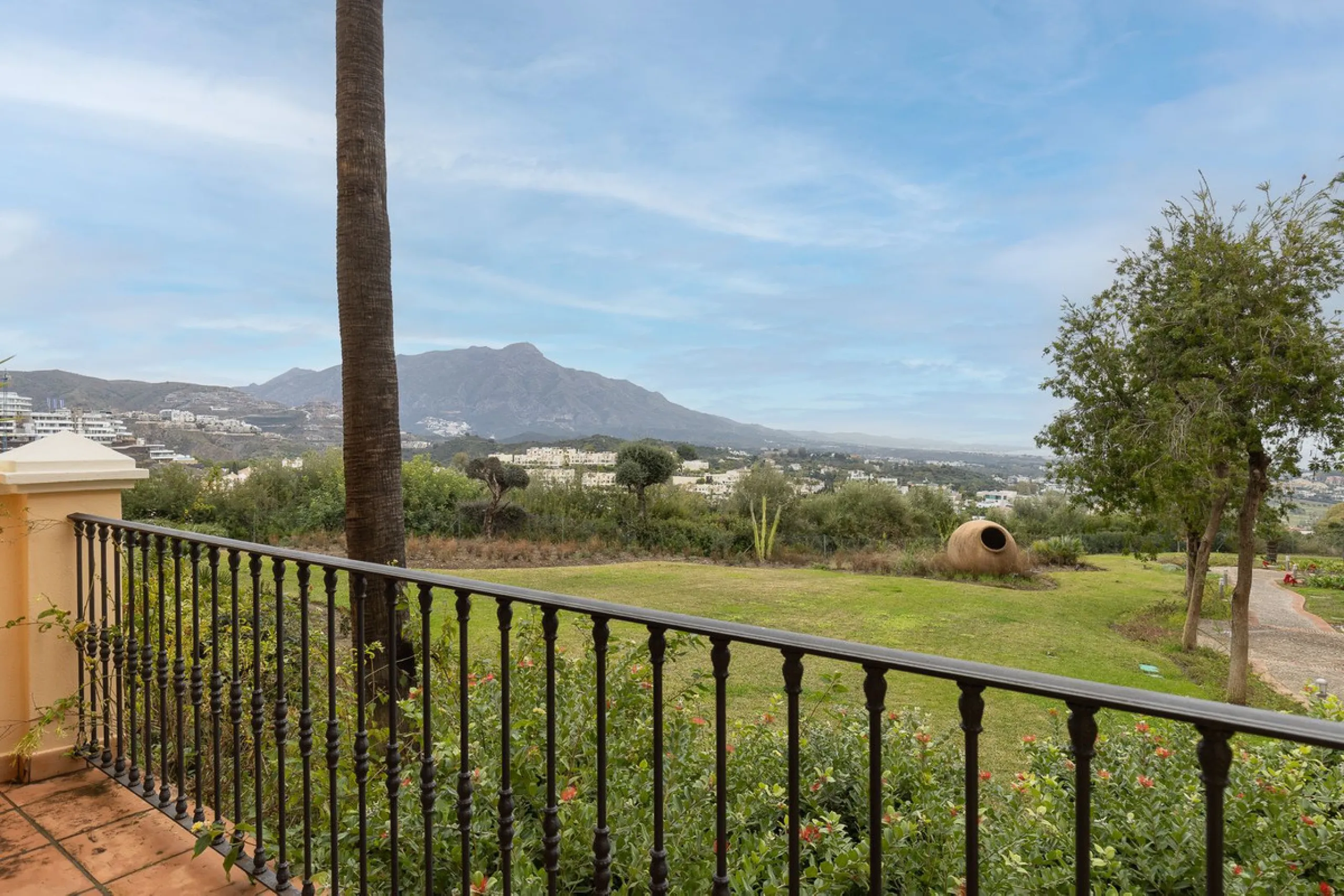 This exceptionally beautiful 2-bedroom apartment is located in the prestigious La Quinta in Benahavís, where luxury, space, and quality come together perfectly. The apartment was built in 2006, but once inside, it feels as if it has only recently been com