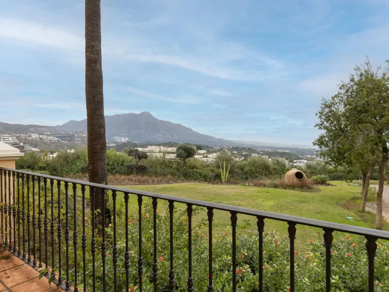 This exceptionally beautiful 2-bedroom apartment is located in the prestigious La Quinta in Benahavís, where luxury, space, and quality come together perfectly. The apartment was built in 2006, but once inside, it feels as if it has only recently been com