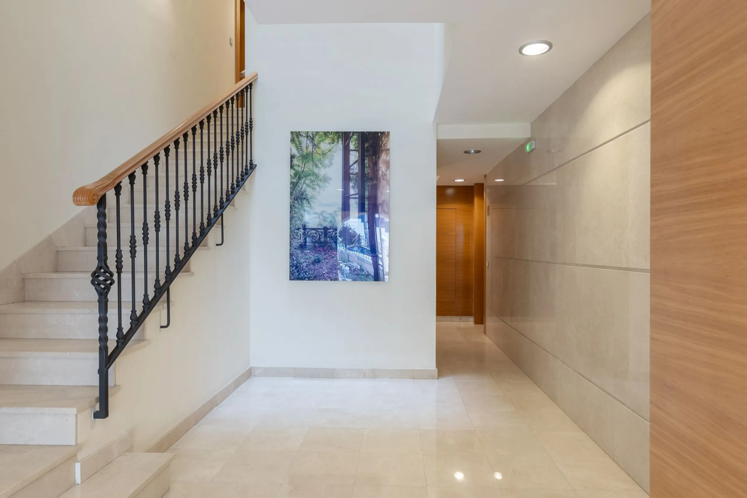 This exceptionally beautiful 2-bedroom apartment is located in the prestigious La Quinta in Benahavís, where luxury, space, and quality come together perfectly. The apartment was built in 2006, but once inside, it feels as if it has only recently been com