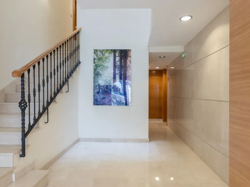 This exceptionally beautiful 2-bedroom apartment is located in the prestigious La Quinta in Benahavís, where luxury, space, and quality come together perfectly. The apartment was built in 2006, but once inside, it feels as if it has only recently been com