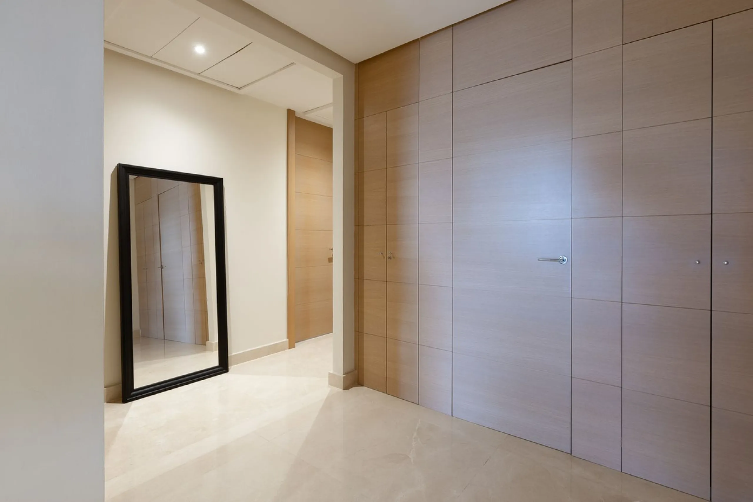 This exceptionally beautiful 2-bedroom apartment is located in the prestigious La Quinta in Benahavís, where luxury, space, and quality come together perfectly. The apartment was built in 2006, but once inside, it feels as if it has only recently been com