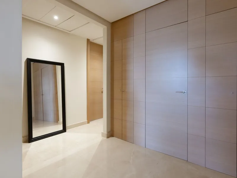 This exceptionally beautiful 2-bedroom apartment is located in the prestigious La Quinta in Benahavís, where luxury, space, and quality come together perfectly. The apartment was built in 2006, but once inside, it feels as if it has only recently been com