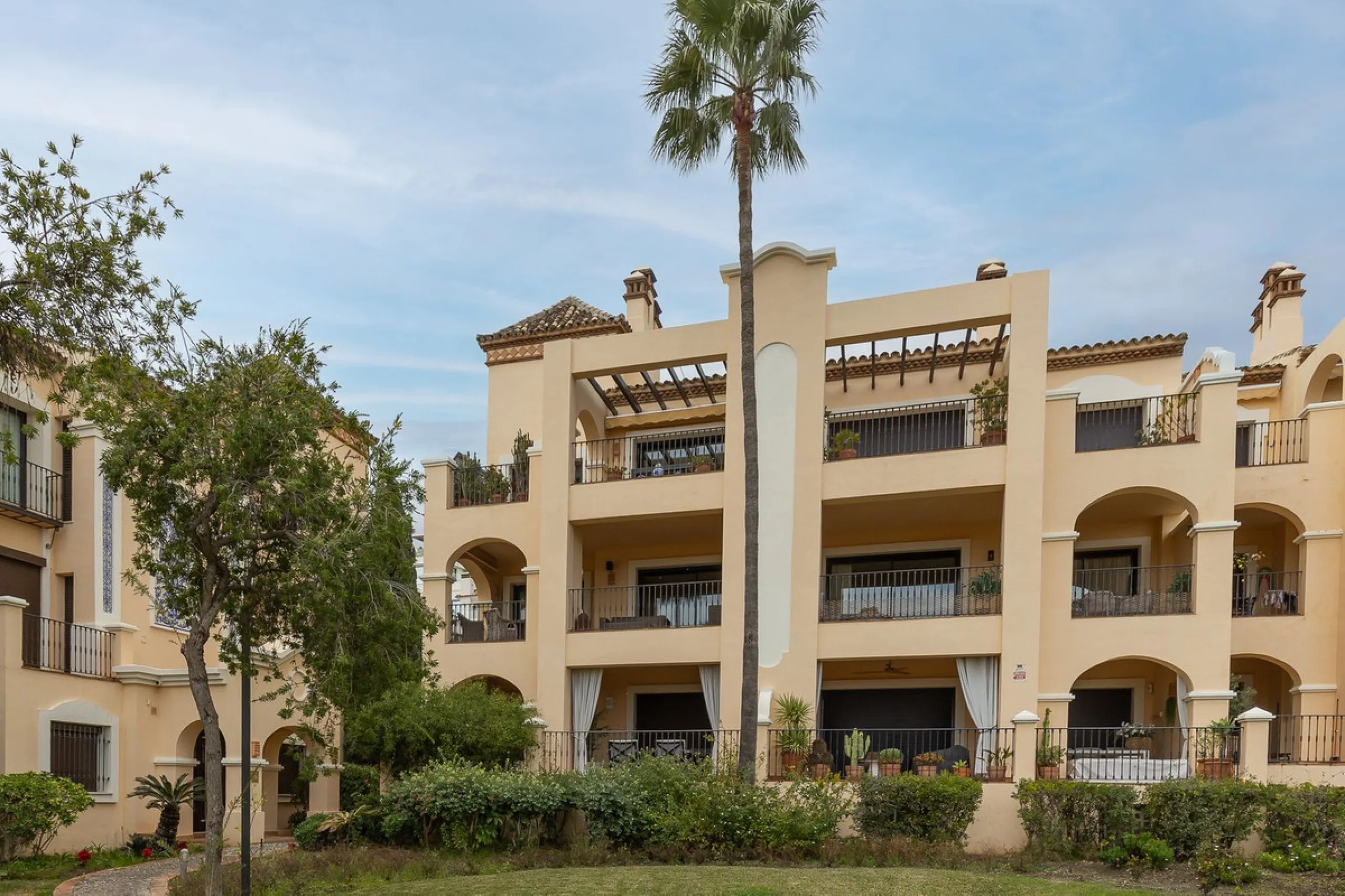 This exceptionally beautiful 2-bedroom apartment is located in the prestigious La Quinta in Benahavís, where luxury, space, and quality come together perfectly. The apartment was built in 2006, but once inside, it feels as if it has only recently been com