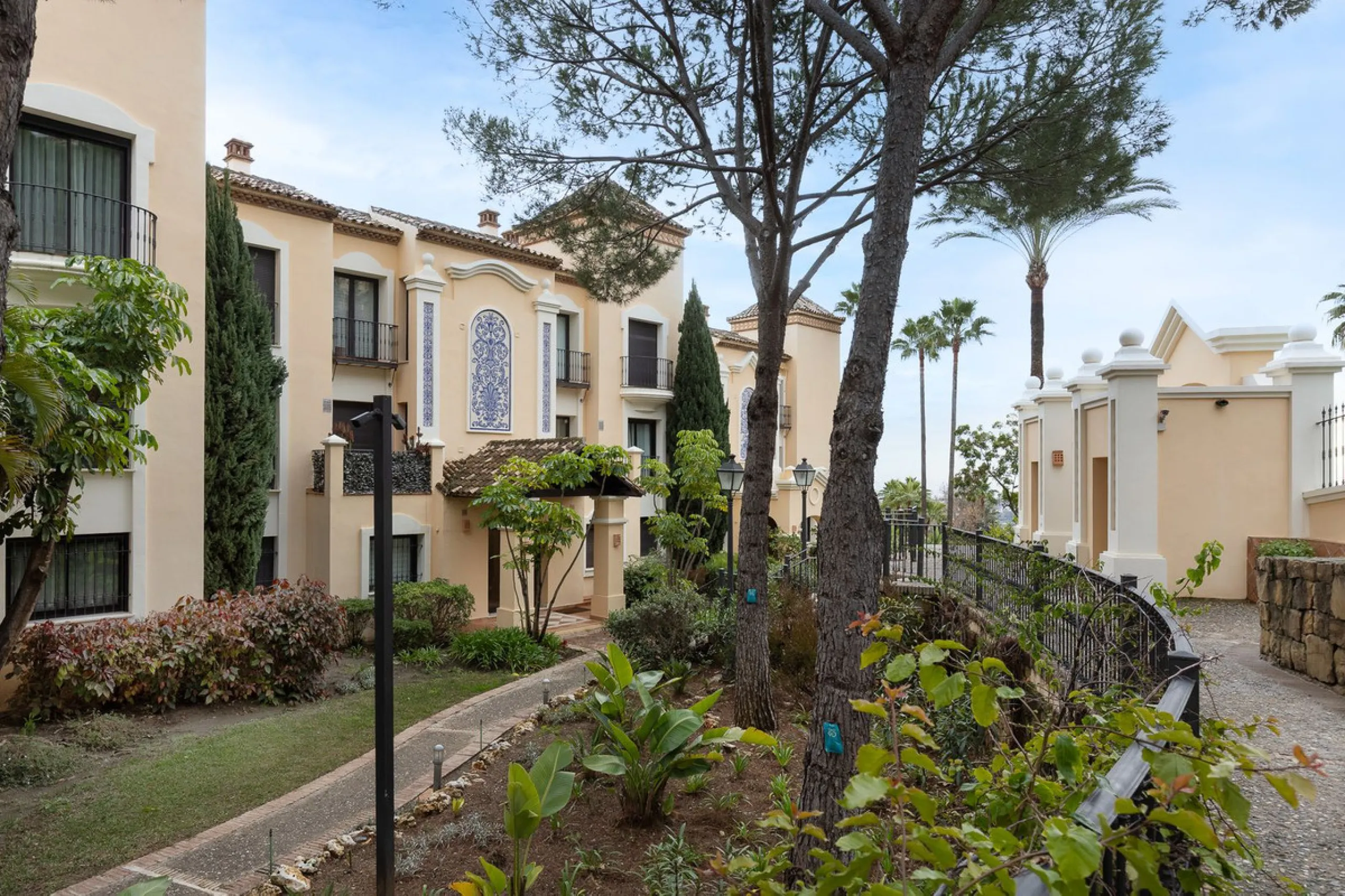 This exceptionally beautiful 2-bedroom apartment is located in the prestigious La Quinta in Benahavís, where luxury, space, and quality come together perfectly. The apartment was built in 2006, but once inside, it feels as if it has only recently been com
