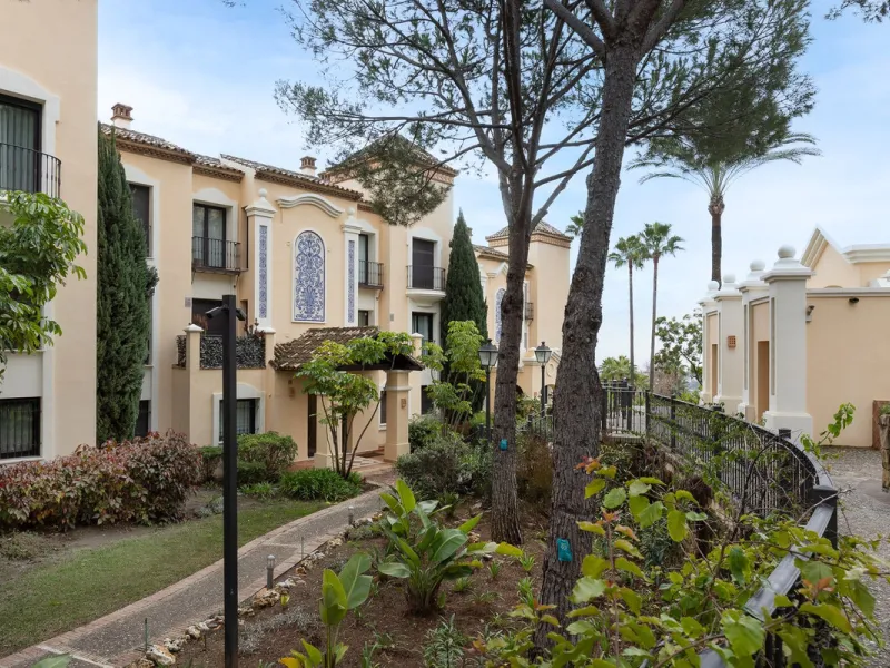 This exceptionally beautiful 2-bedroom apartment is located in the prestigious La Quinta in Benahavís, where luxury, space, and quality come together perfectly. The apartment was built in 2006, but once inside, it feels as if it has only recently been com