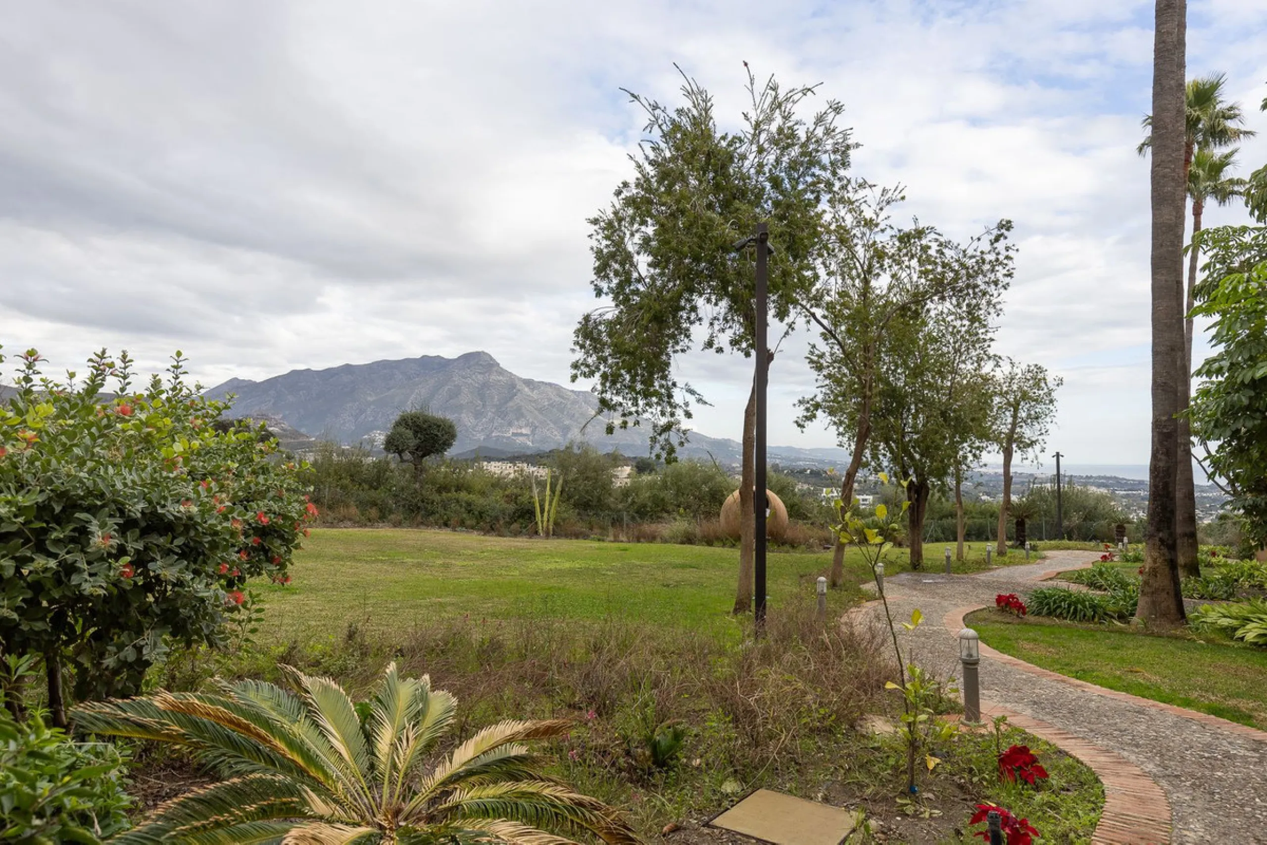 This exceptionally beautiful 2-bedroom apartment is located in the prestigious La Quinta in Benahavís, where luxury, space, and quality come together perfectly. The apartment was built in 2006, but once inside, it feels as if it has only recently been com