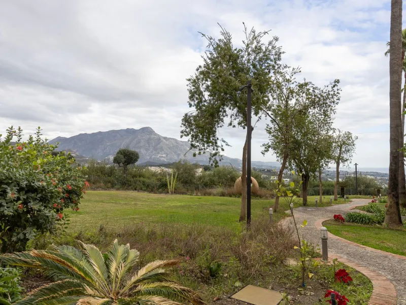 This exceptionally beautiful 2-bedroom apartment is located in the prestigious La Quinta in Benahavís, where luxury, space, and quality come together perfectly. The apartment was built in 2006, but once inside, it feels as if it has only recently been com