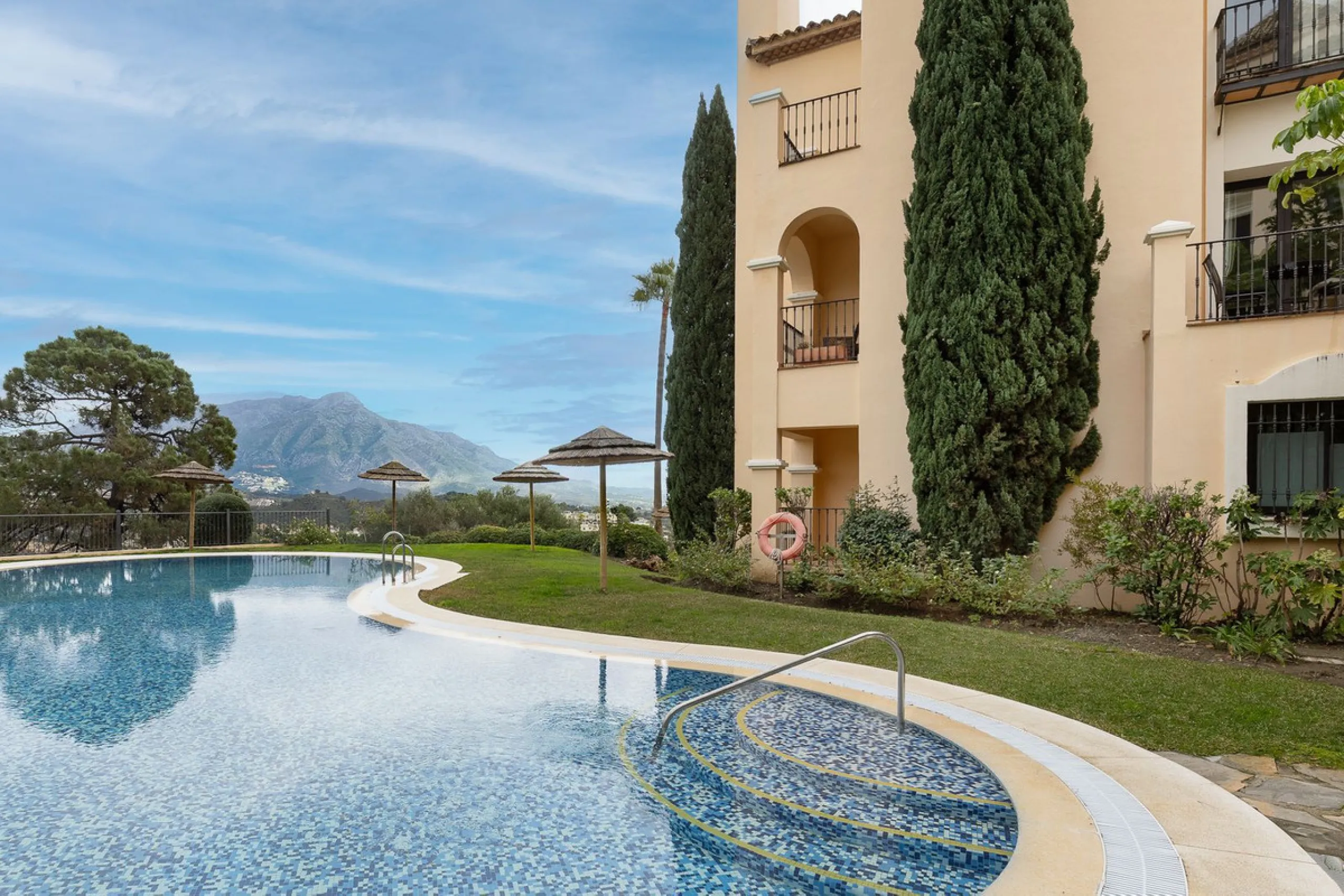 This exceptionally beautiful 2-bedroom apartment is located in the prestigious La Quinta in Benahavís, where luxury, space, and quality come together perfectly. The apartment was built in 2006, but once inside, it feels as if it has only recently been com